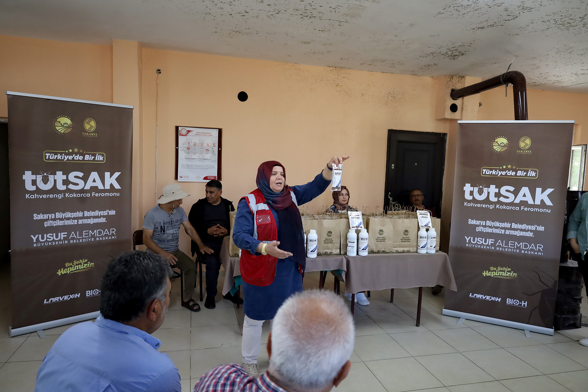 Sakarya’da kahverengi kokarca kabusuyla mücadele başladı: Büyükşehir ekibi sahada çiftçilere feromon tuzağı ulaştırıyor