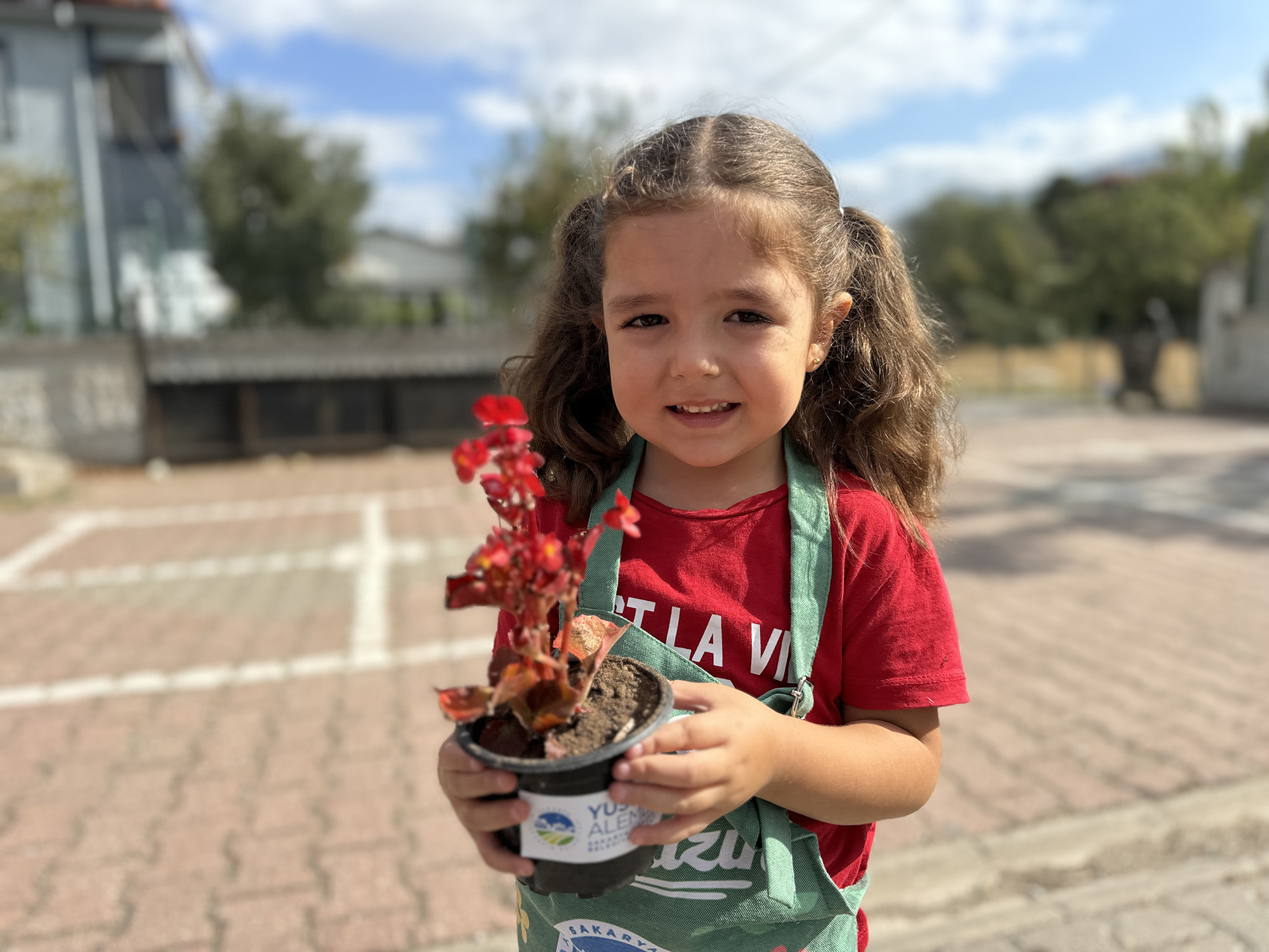 Minik bahçıvanlar çiçeklerle geleceği şekillendiriyor 