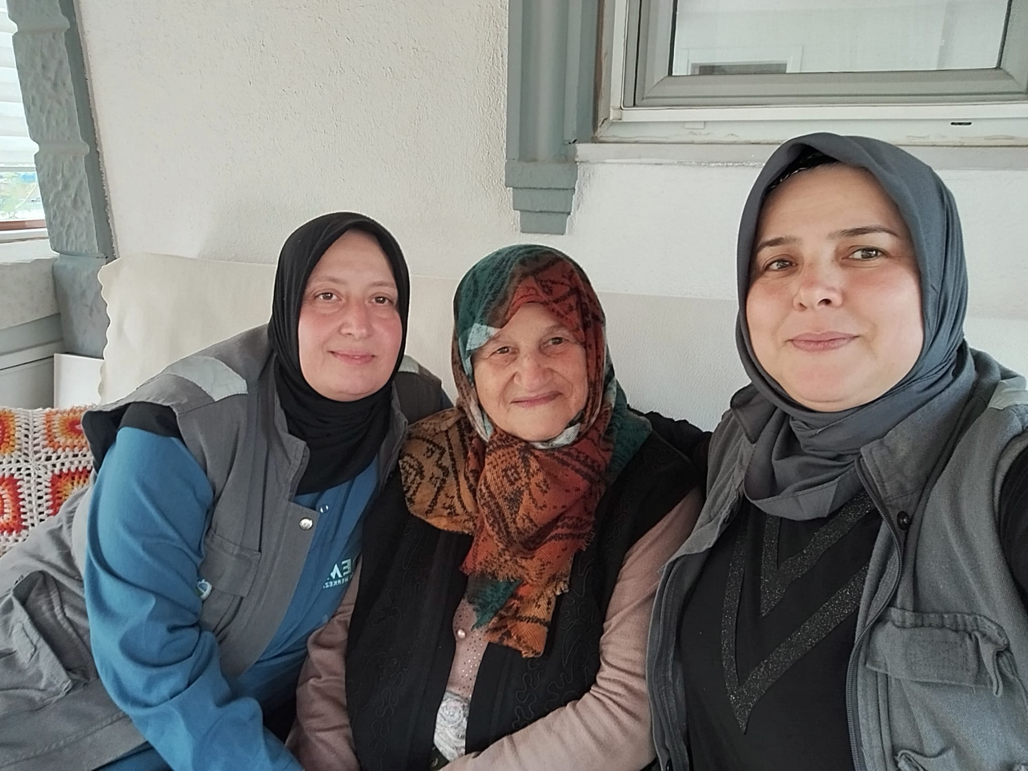 YADEM Yaşlılar Gününde eli öpülesi büyükleri unutmadı