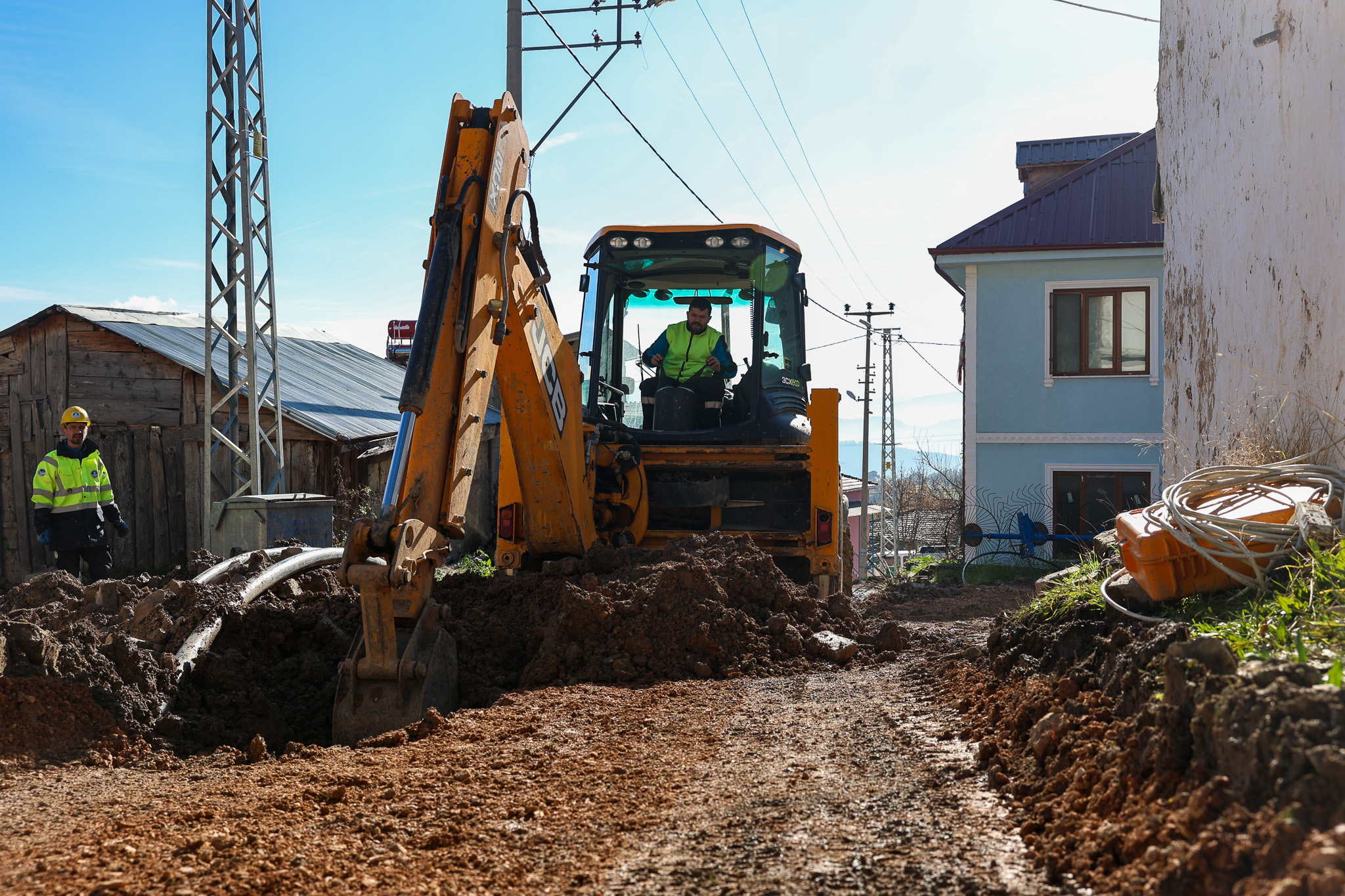Merkeze 85 kilometre uzaklıktaki Taraklı Alballar’da altyapı dönüşümü başladı
