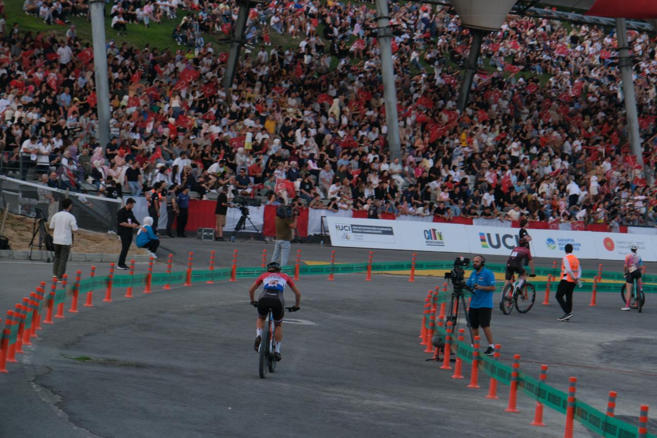 Şampiyon pedallar MTB Dünya Kupası’nda nefes kesti