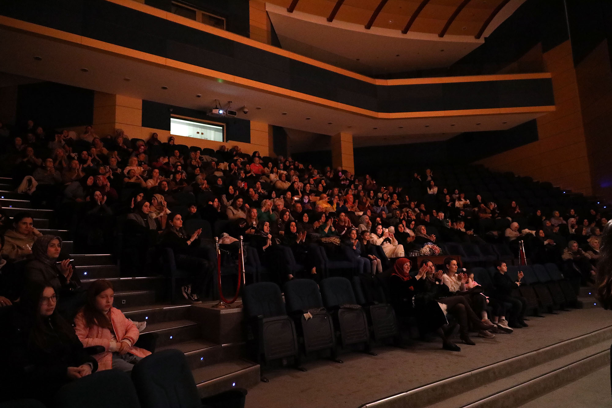 Büyükşehir’den kadınlara özel gece: “Unutulmayan Şarkılar” yoğun ilgi gördü