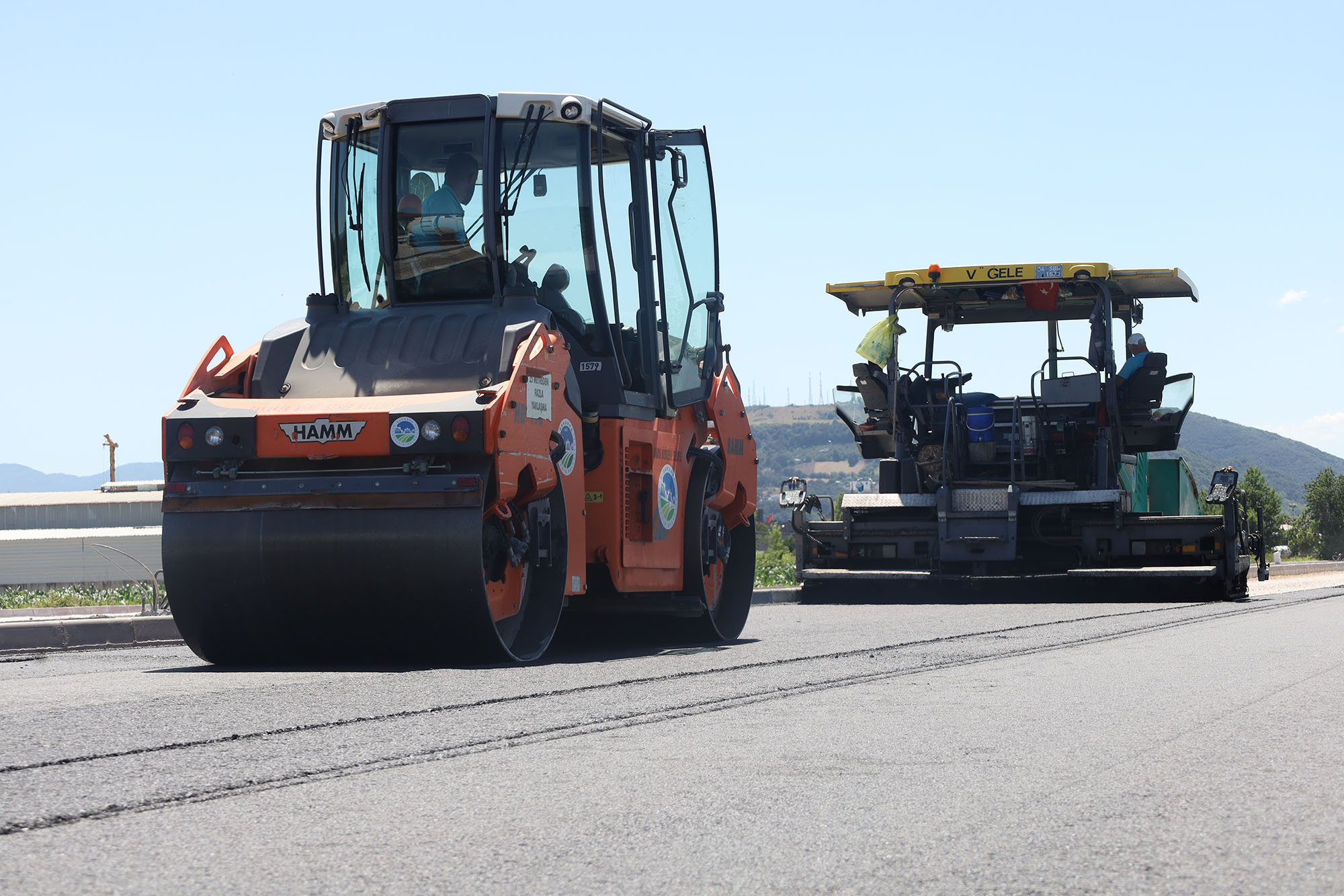 Büyükşehir Yazlık Kavşağı’nın trafik yükünü alacak duble yolda asfalt çalışmasına başladı