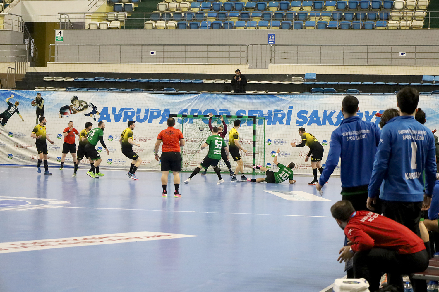 Büyükşehir hentbol adını finale yazdırdı