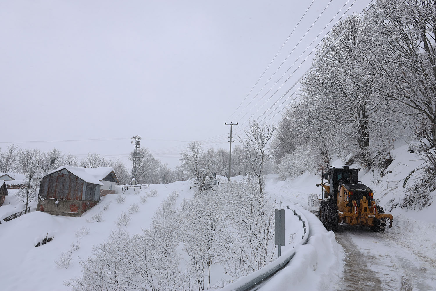 Büyükşehir 24 saat kar mesaisinde: 17 grup yolundan 10’u ulaşıma açıldı
