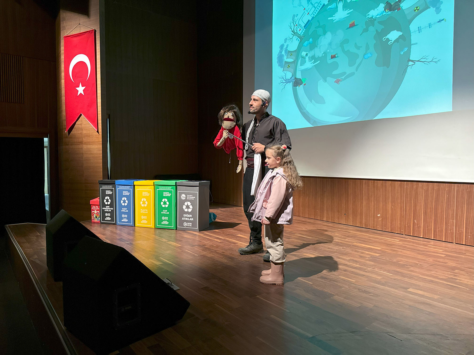 “Akça” çocuk tiyatrosu 16 ilçede miniklerle buluştu