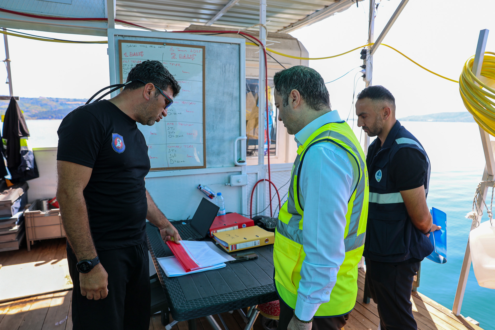 Gölün 25 metre derinindeki su alma hatları dalgıçlar ile temizleniyor