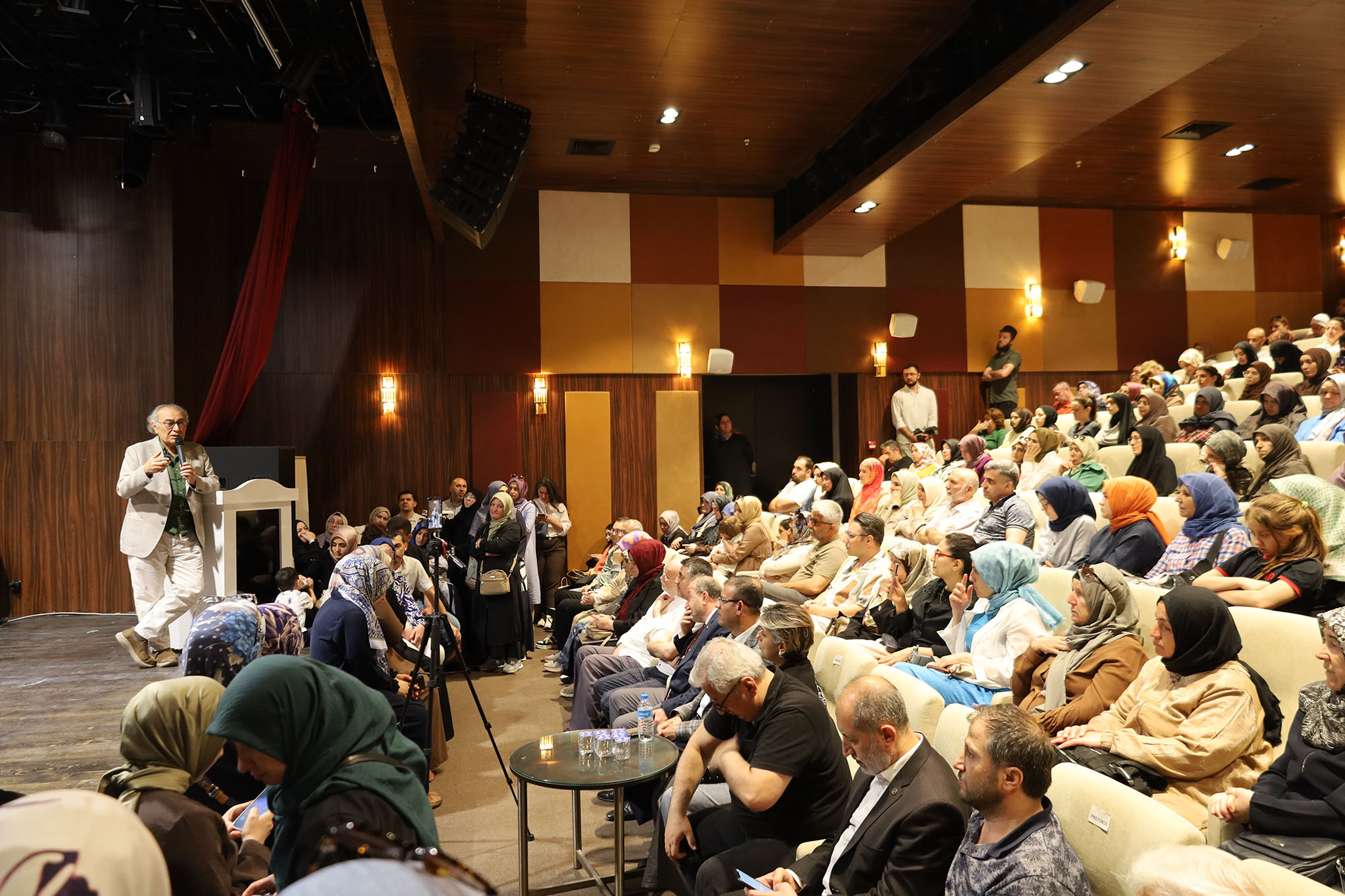 AKM’de dolu salonda konuşan Prof. Dr. Tarhan: “Empati ve anlayış büyük önem taşıyor”