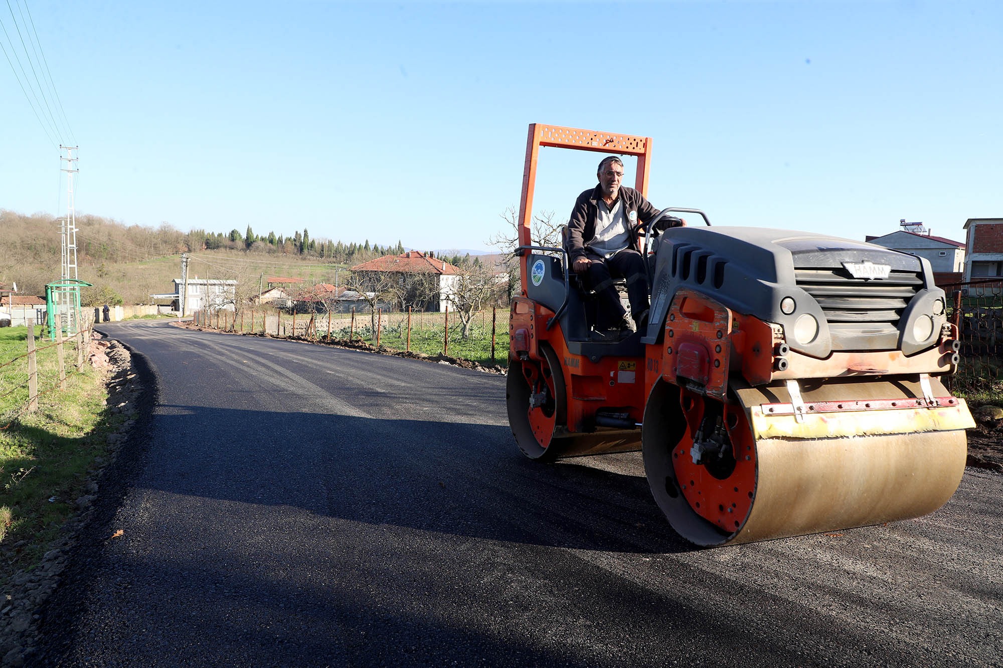 Söğütlü’nün kırsalındaki iki mahallede asfalt hamlesi