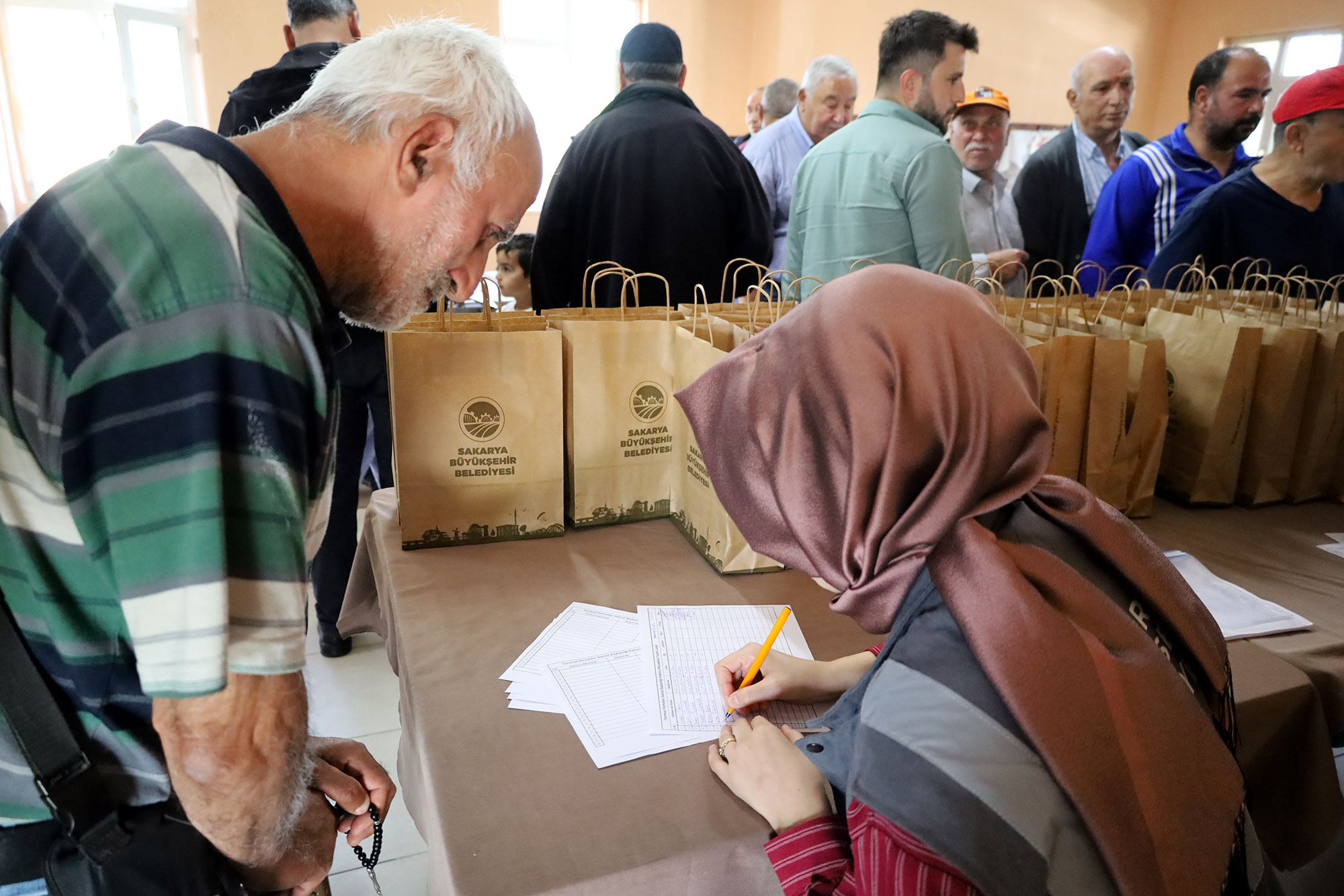 Sakarya’da kahverengi kokarca kabusuyla mücadele başladı: Büyükşehir ekibi sahada çiftçilere feromon tuzağı ulaştırıyor