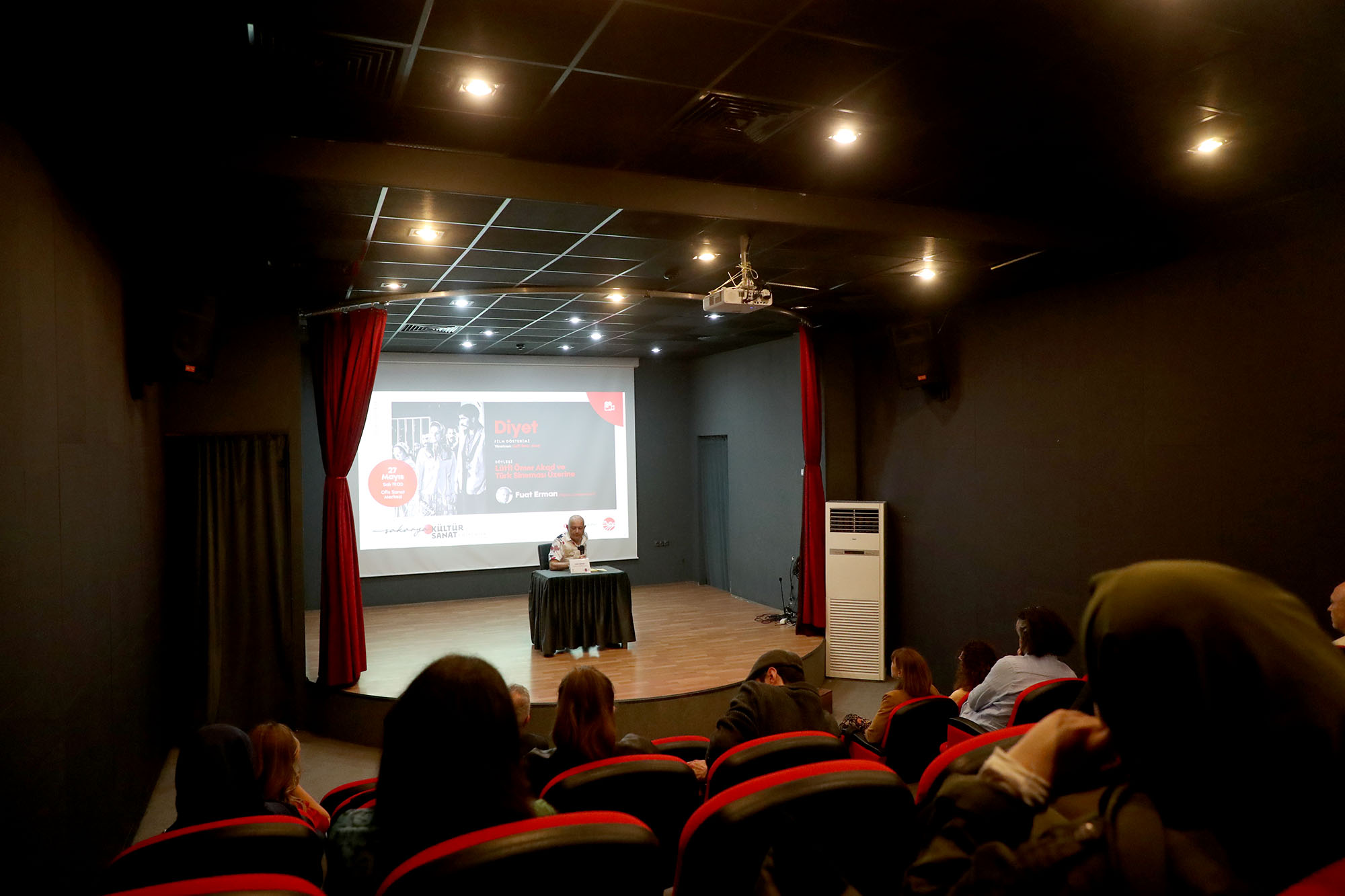 OSM’de film gösterimi ve söyleşinin konusu Lütfi Ömer Akad sineması oldu