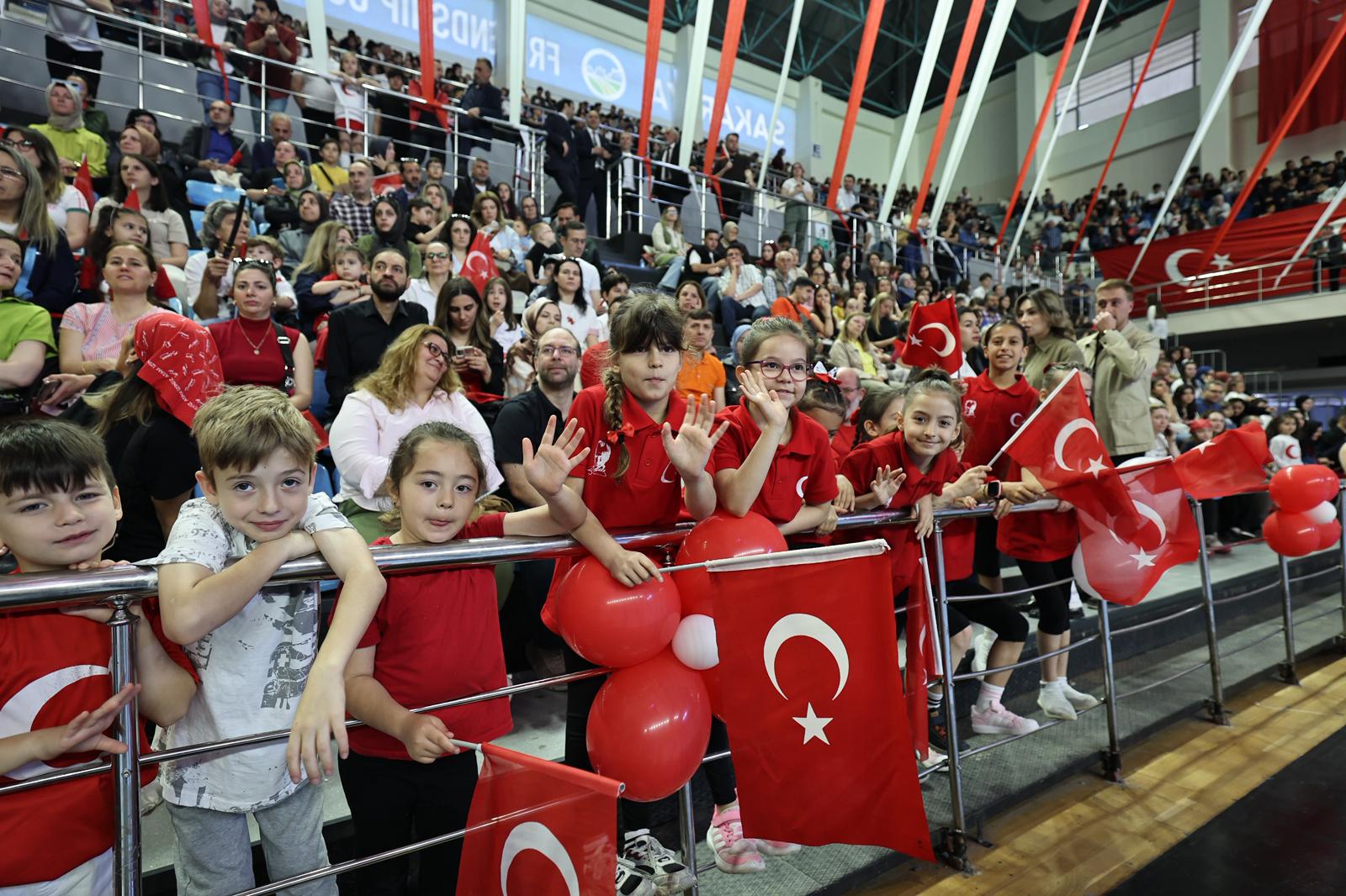 “Gençlerimizin yanında oluyor, onların sporla, sanatla ve eğitimle iç içe büyümesi için gereken desteği sunuyoruz”