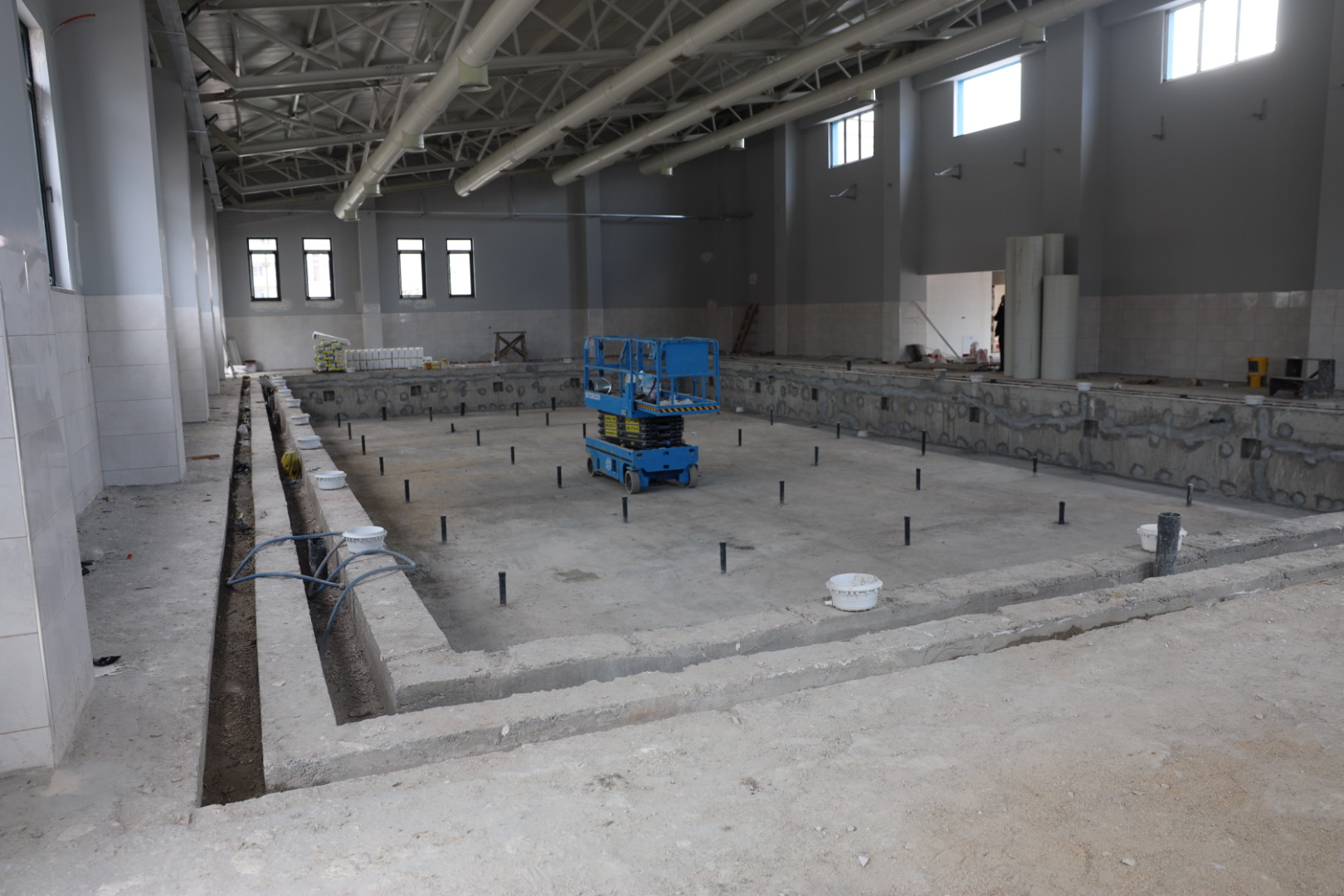 Arifiye Yüzme Havuzu ve Gençlik Merkezi hızla tamamlanıyor