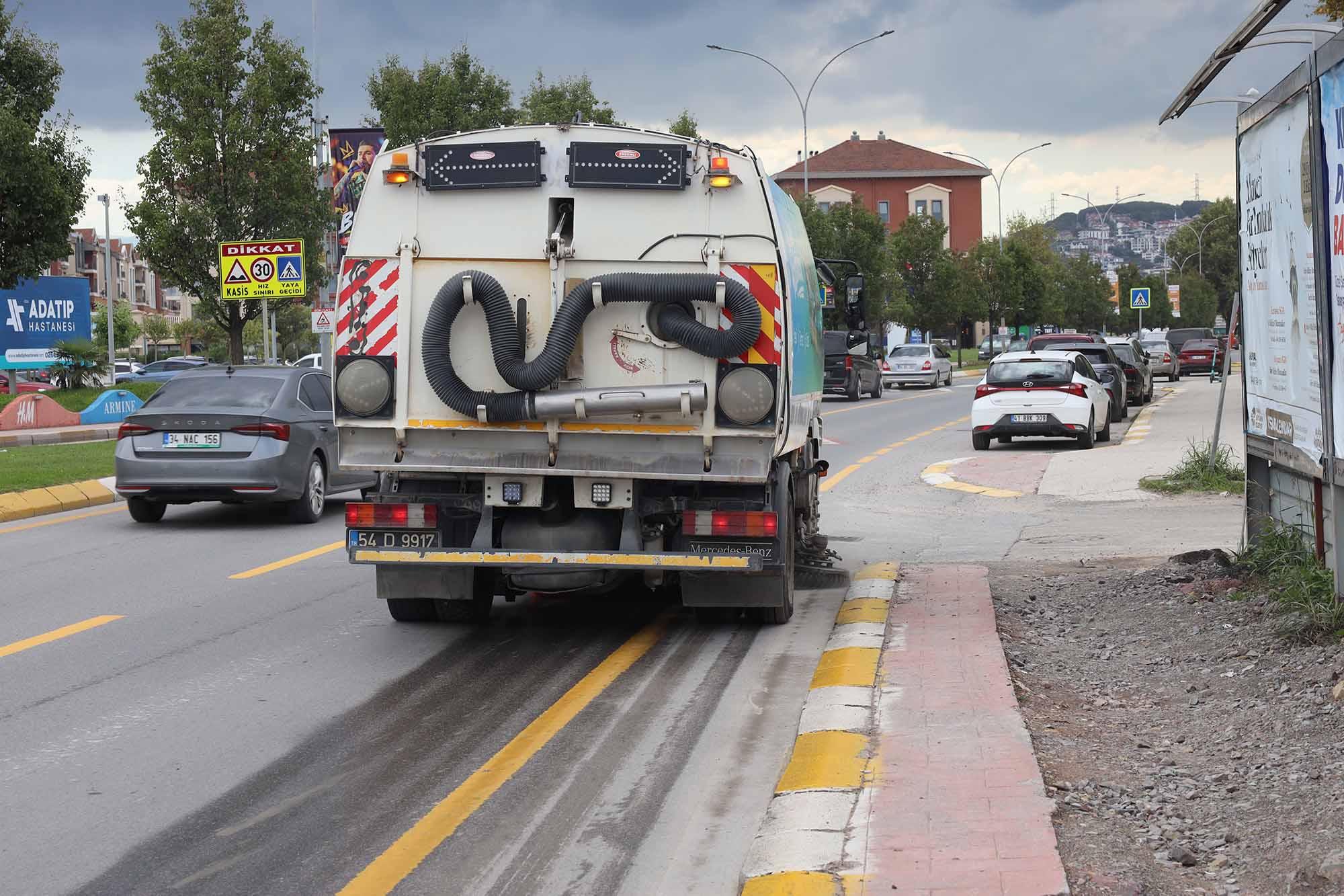 Büyükşehir ekipleri yağışın bıraktığı çamur ve tozları temizliyor