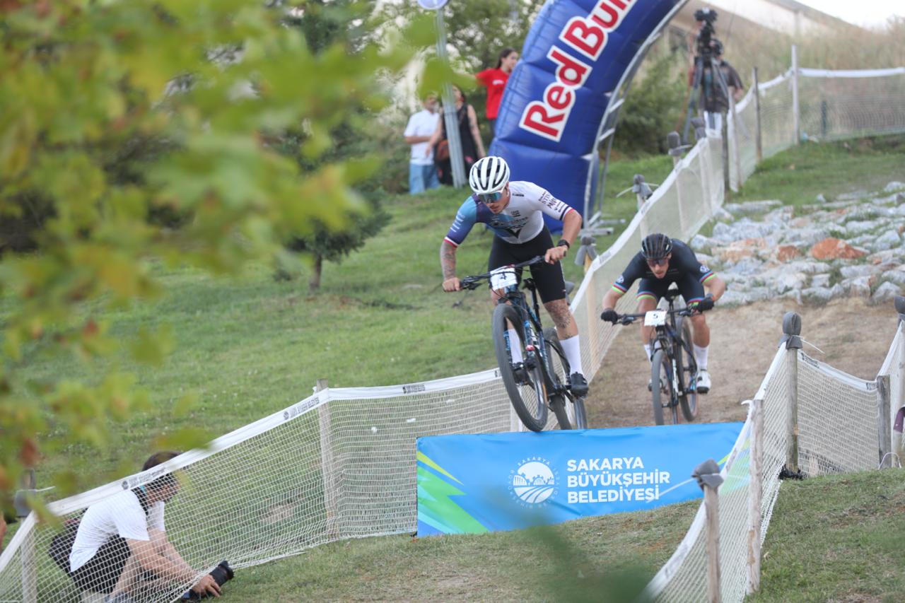 Şampiyon pedallar MTB Dünya Kupası’nda nefes kesti