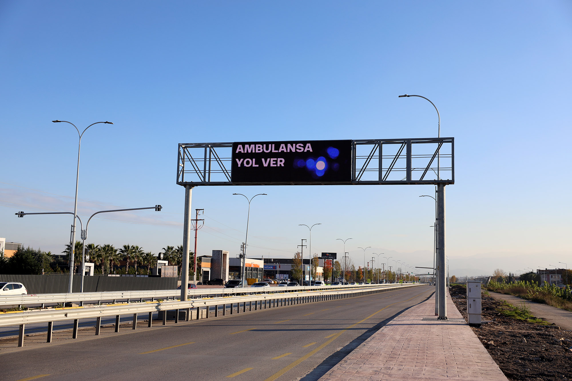 Sürücülere rehber olan dev ekran Karaman Yolu’nda farklı noktaya alındı