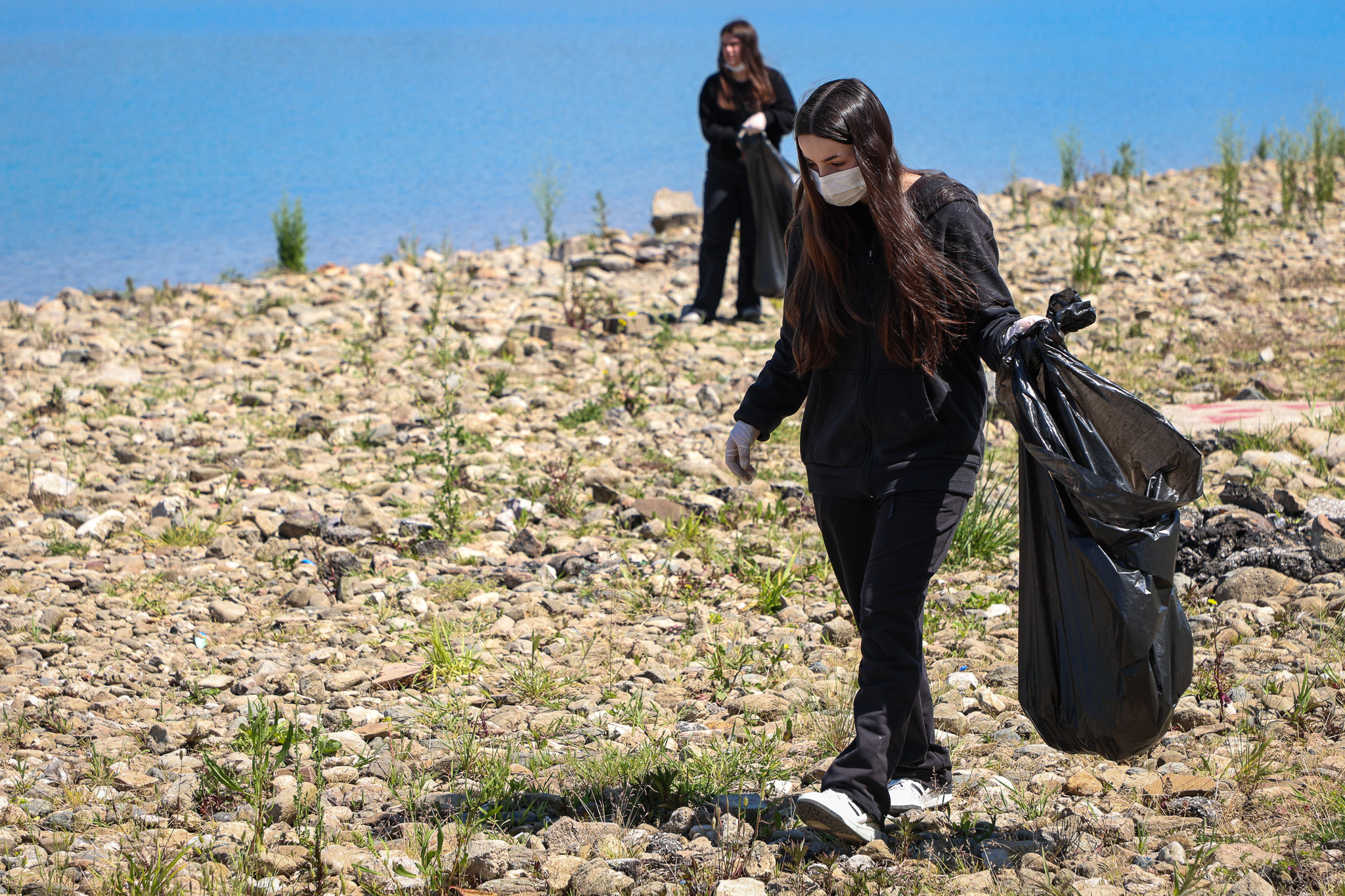 Göl havzasına bırakılan atıklar gönüllü öğrencilerin desteğiyle temizlendi