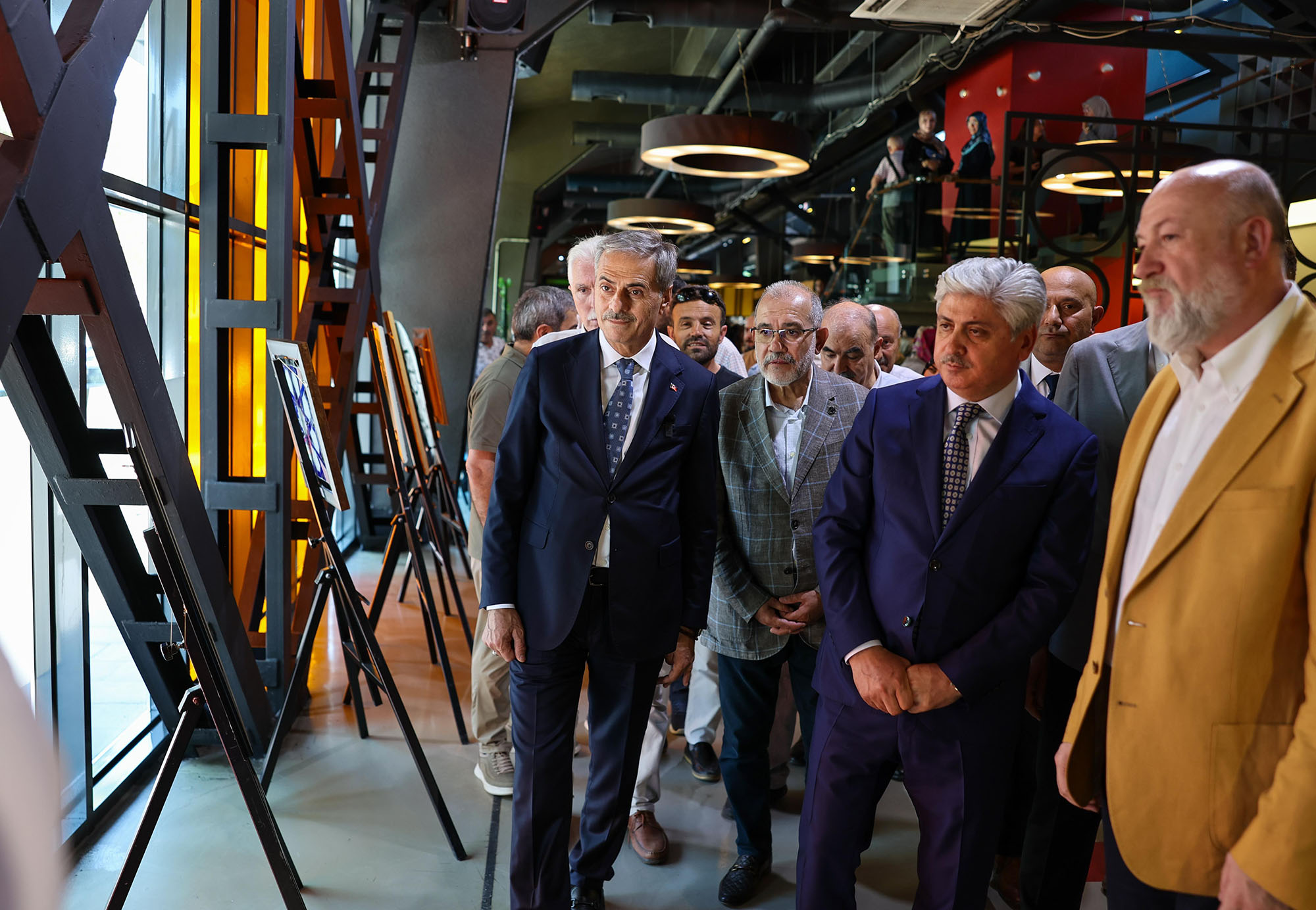 Büyükşehir’in sanatçılarından şölen gibi sergi: Yusuf Alemdar Şehir Kütüphanesi ve AFA için konuştu