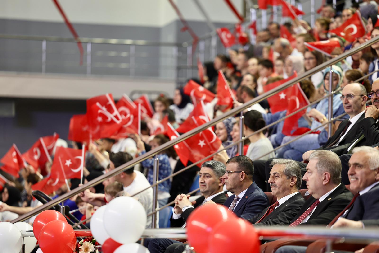 “Gençlerimizin yanında oluyor, onların sporla, sanatla ve eğitimle iç içe büyümesi için gereken desteği sunuyoruz”