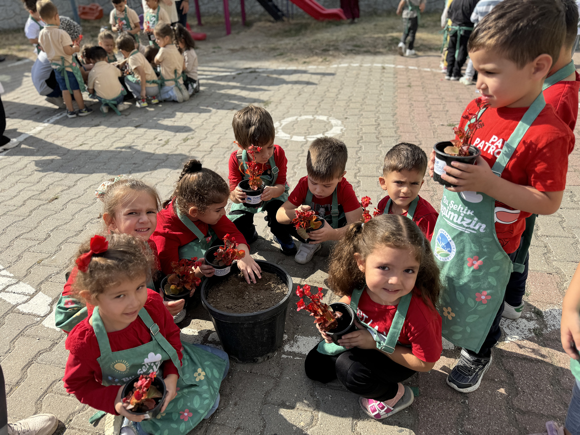 Minik bahçıvanlar çiçeklerle geleceği şekillendiriyor 