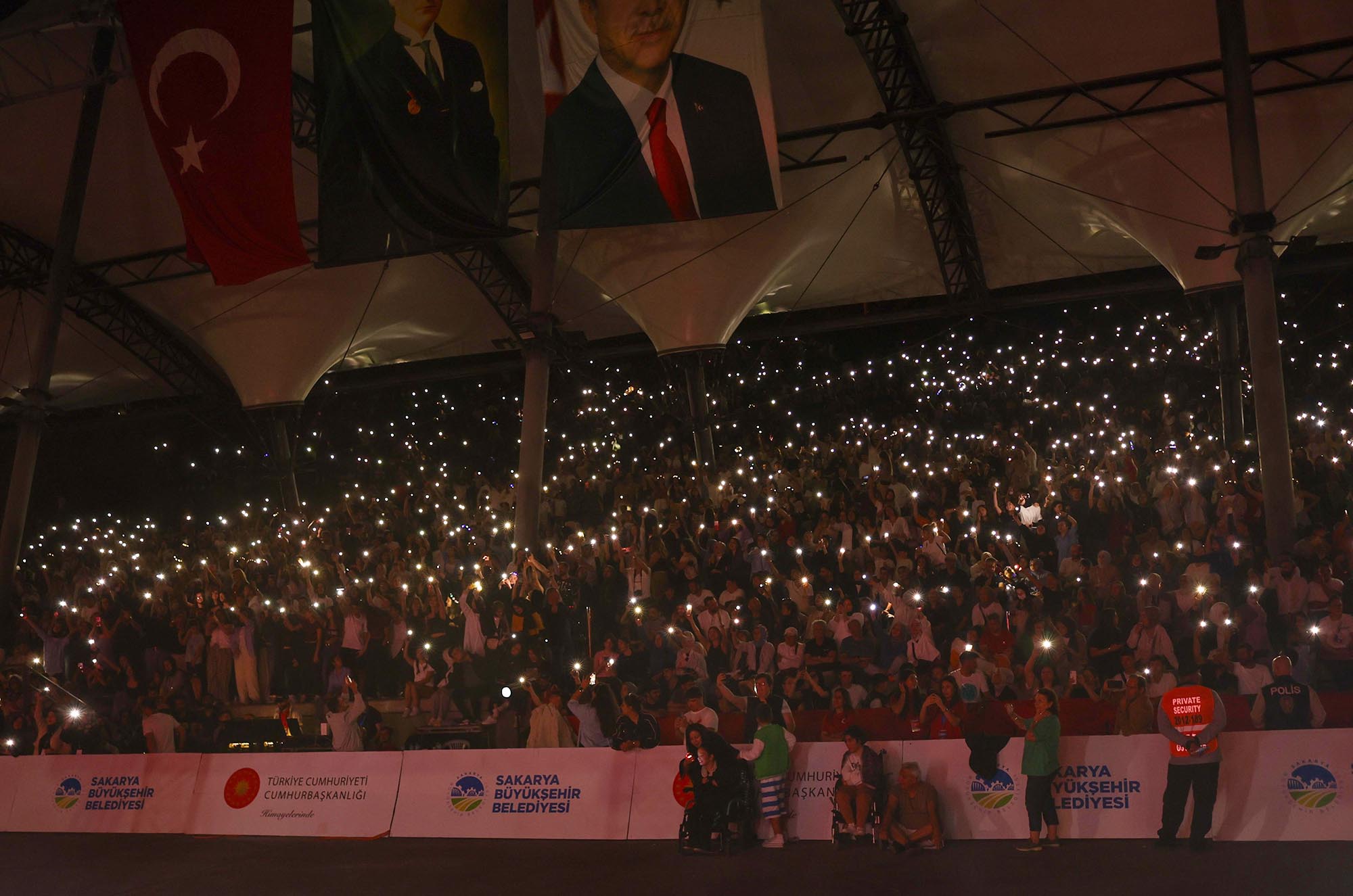 Vadideki dünya sahnesi İlyas Yalçıntaş konseri ve sahne şovlarıyla şölene dönüştü