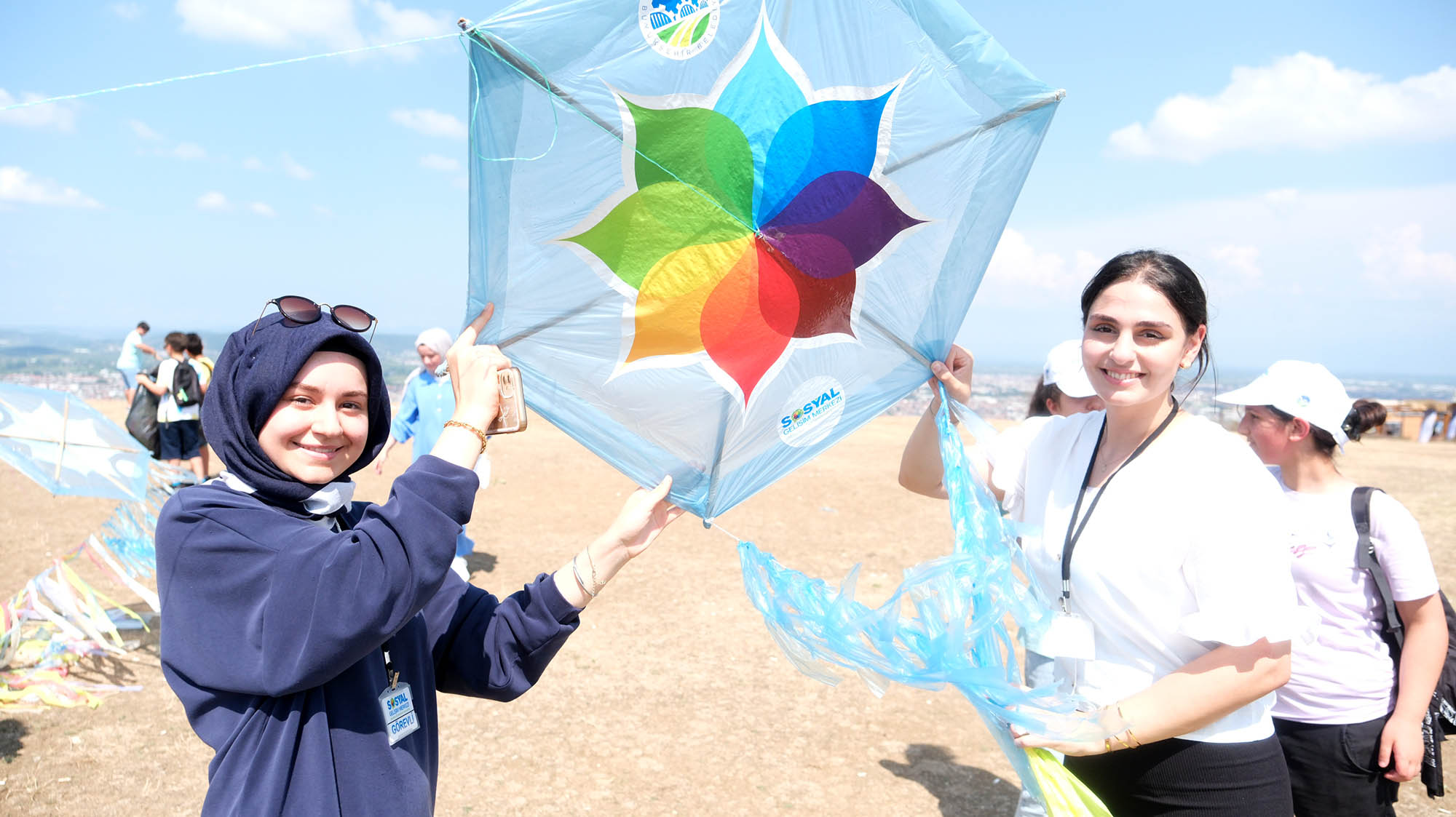 Büyükşehir’in minikleri Paraşüt Tepe’de gökyüzünü renklerle boyadı