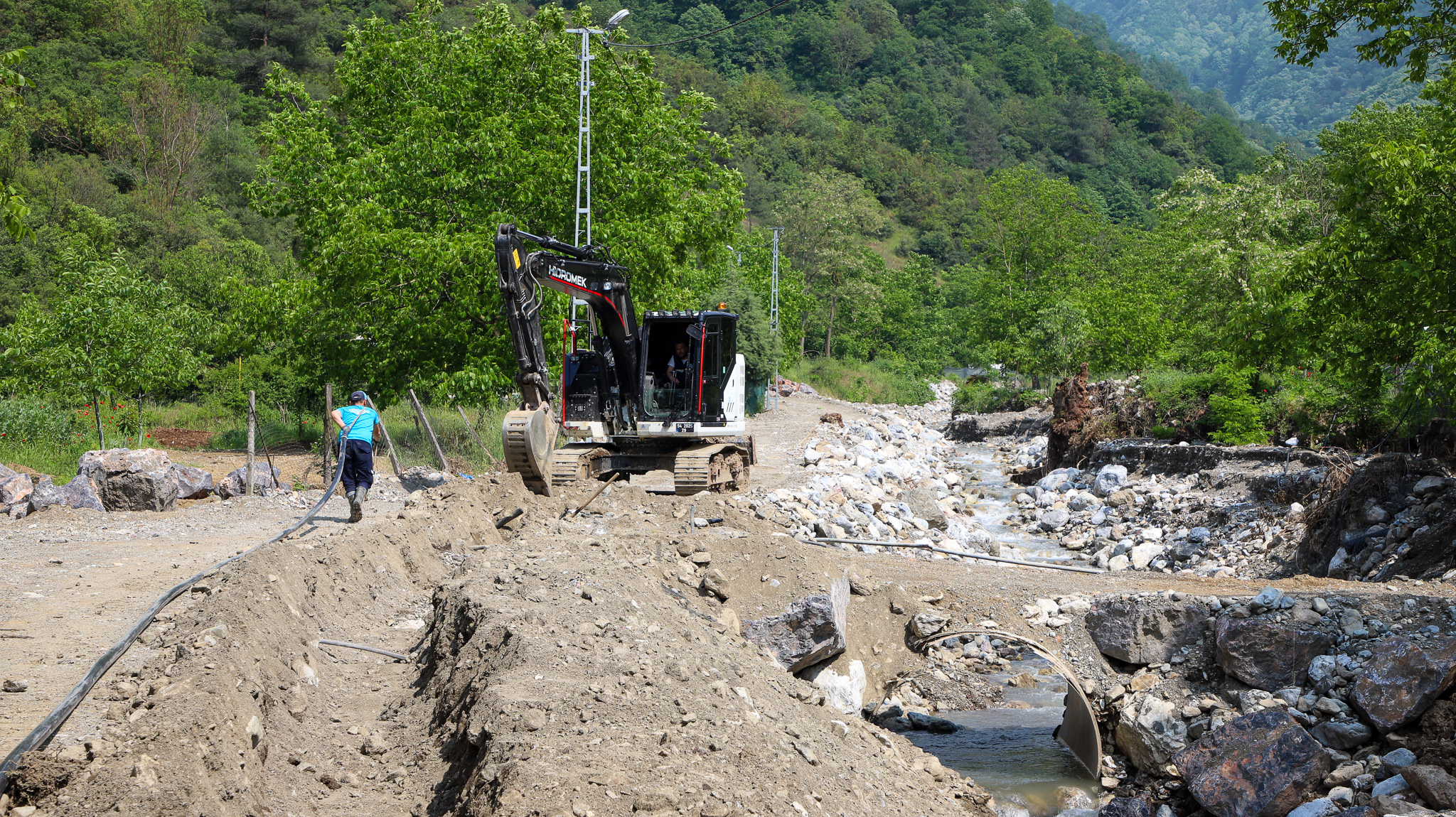 SASKİ, Geyve’de selden etkilenen hatlar için bayramda da sahadaydı