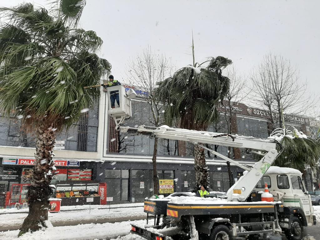 Büyükşehir karla mücadeleyi sürdürüyor