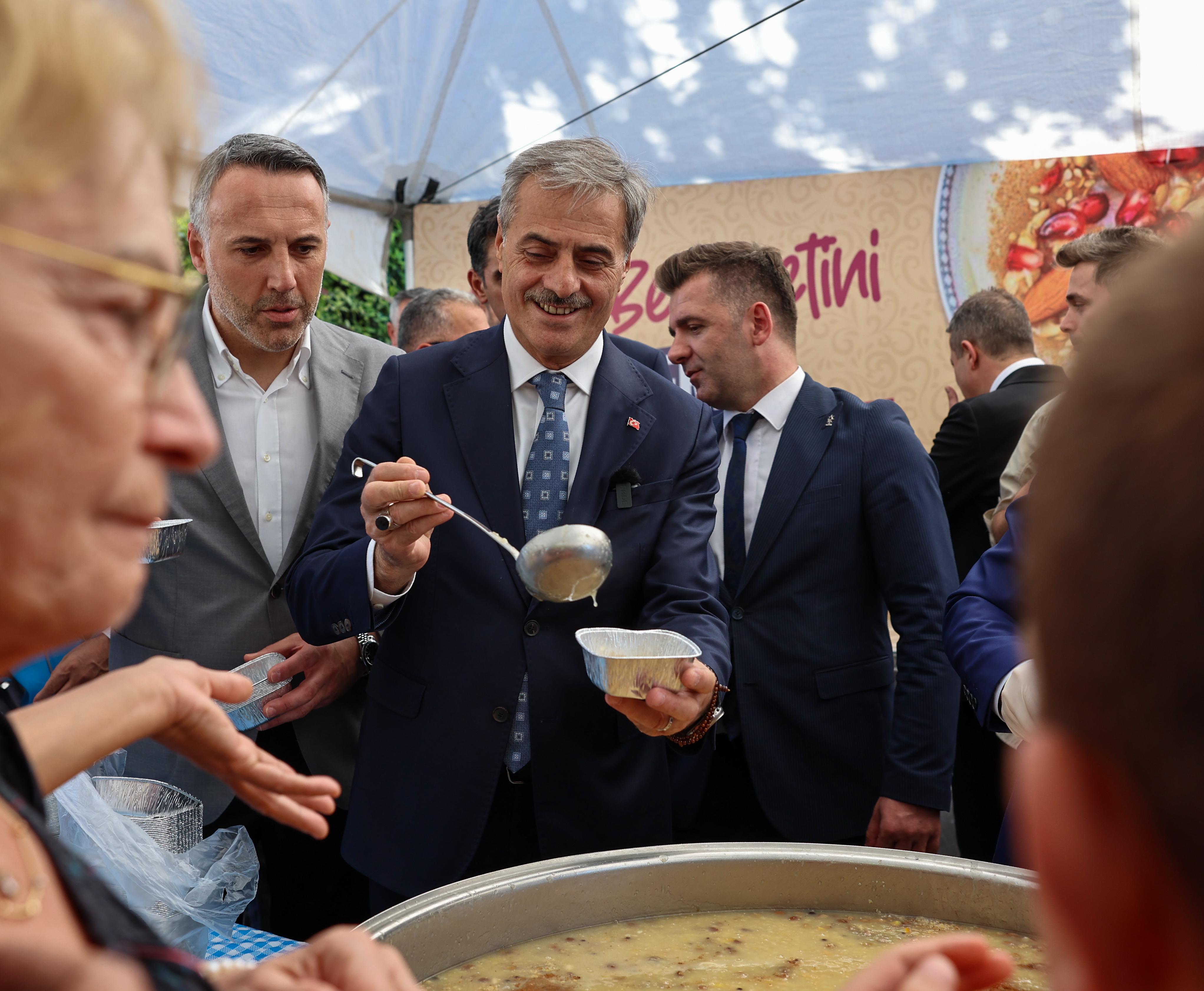 Büyükşehir bir günde 15 bin kişiye aşure bereketini ulaştırdı