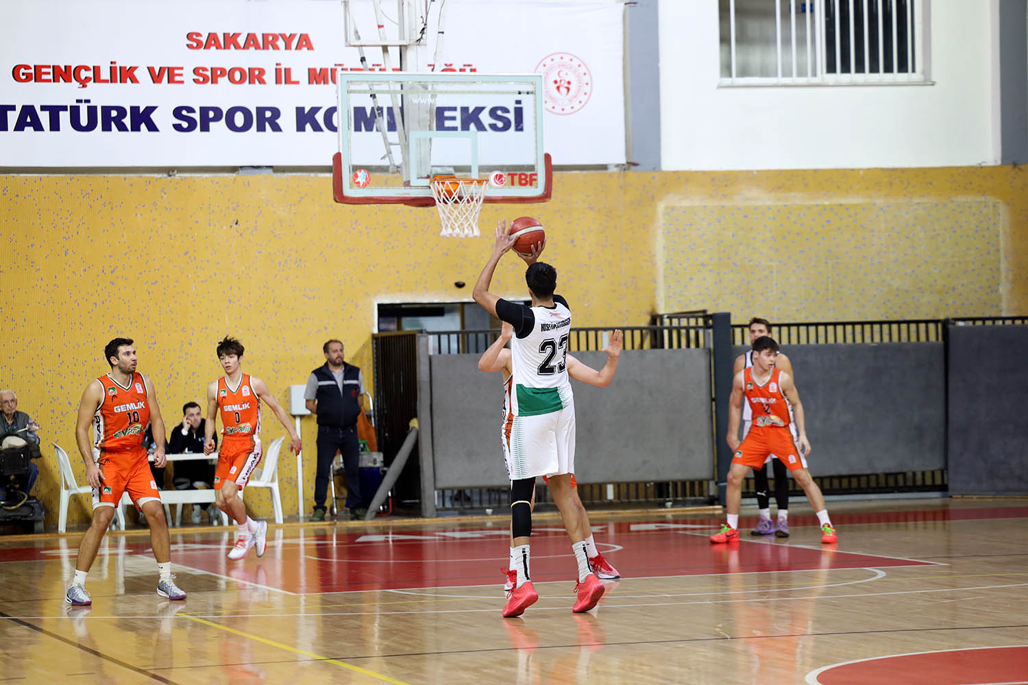 Son saniye basketiyle sezonun ilk galibiyeti geldi: 76-75