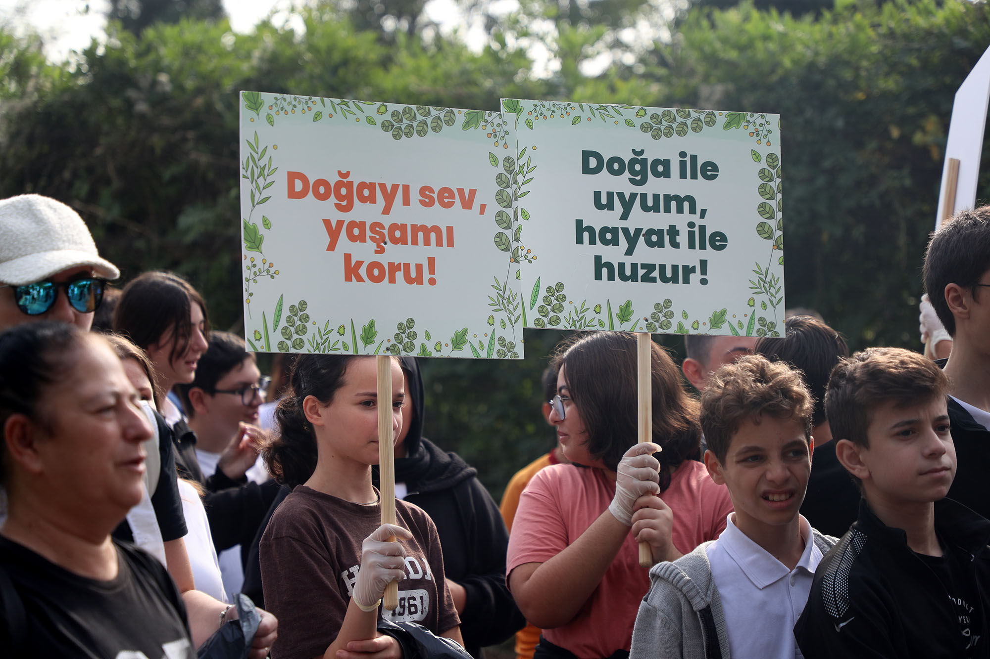 Ellerinde çöpler ve pankartlarla Sapanca Gölü’nden çağrı yaptılar: “Doğanın varlığı tüm canlılar için elzemdir” 