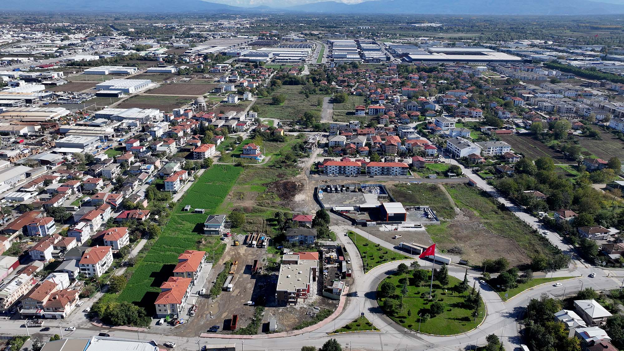 Yeni caddeler ve bağlantı yolları ile şehrimizin ulaşımına güç katıyoruz 
