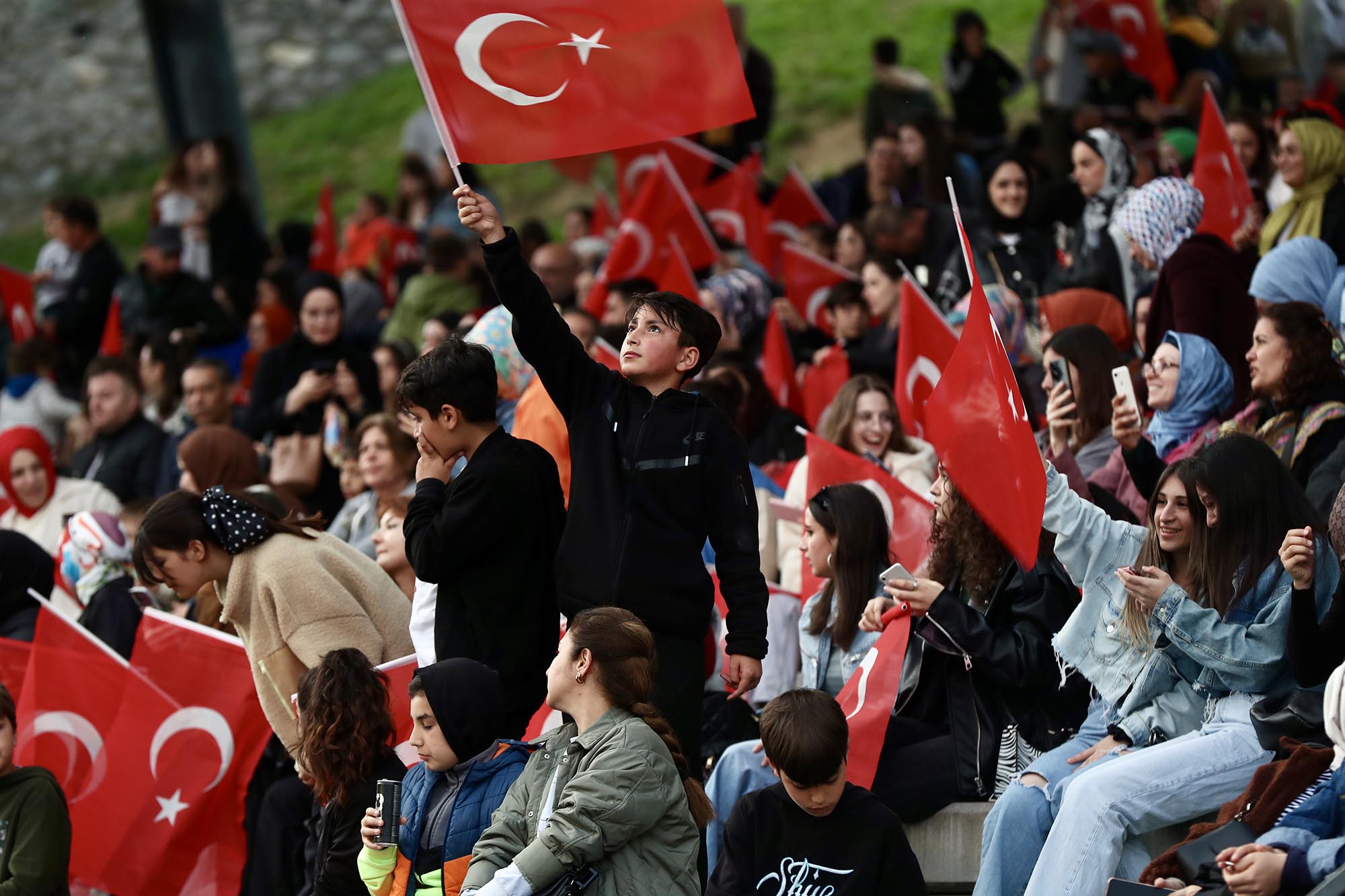 Bayramda önce yarış sonra konser coşkusu: Yüzlerce sporsever vadiyi ay-yıldızla süsledi