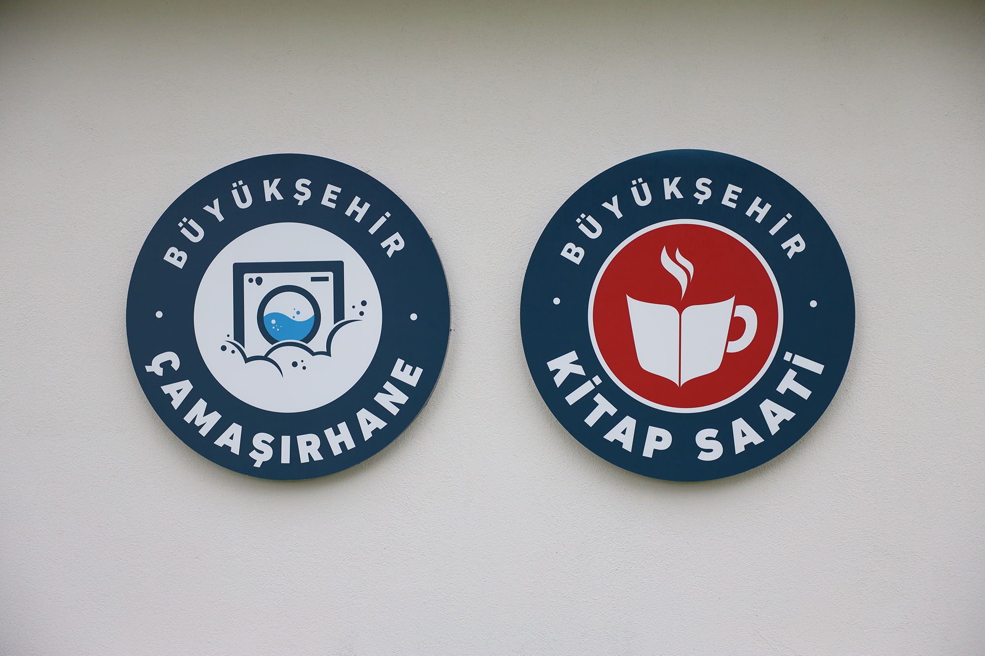 Sakarya’da öğrenciler çamaşırları yıkanırken kitap okuyor