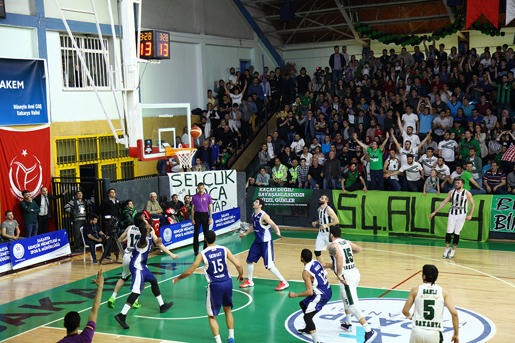 Dev Adamlar seriye galibiyetle başladı