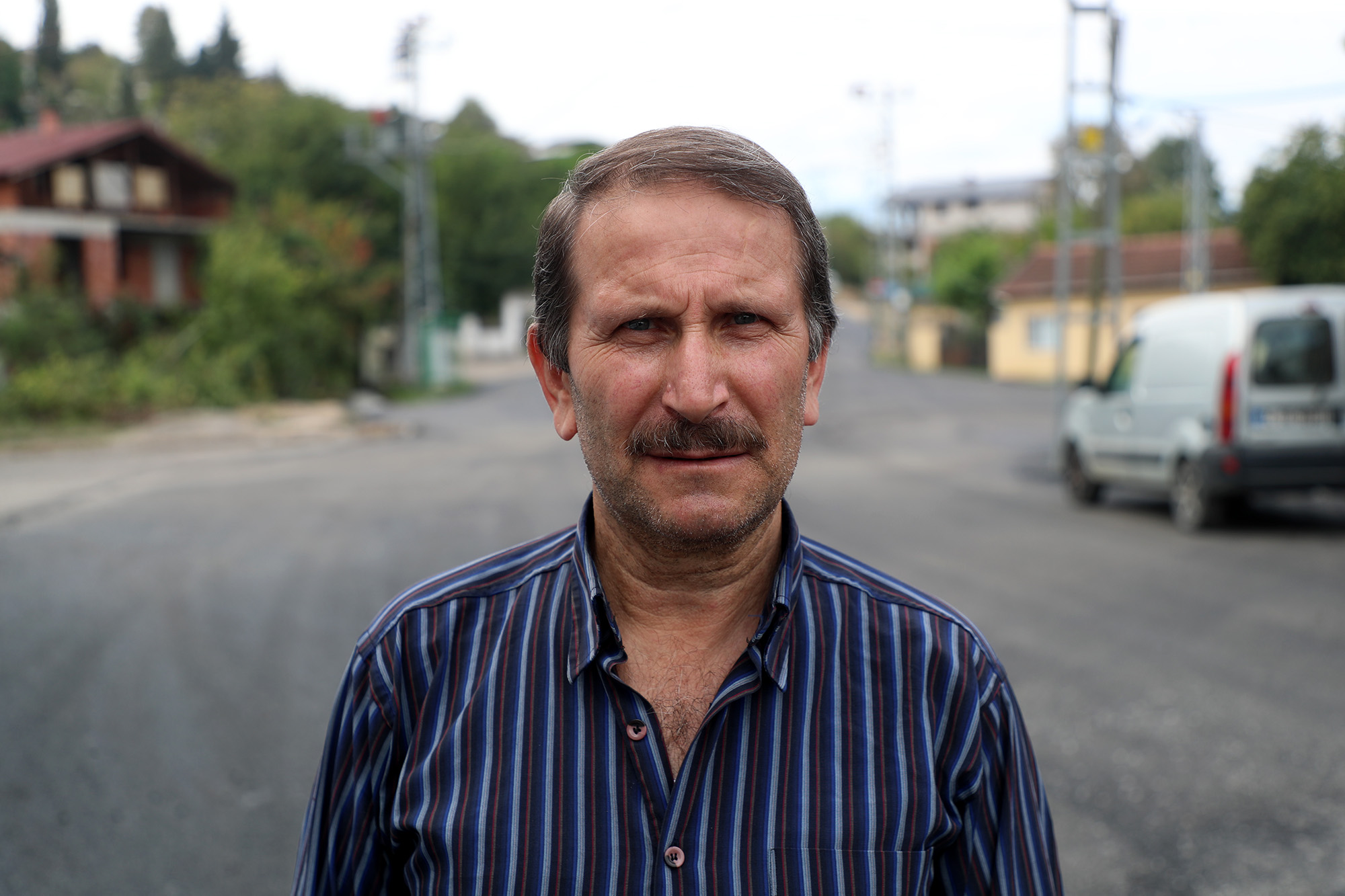 Akyazı’da binlerce kişiyi ilgilendiren asfalt hamlesi: Tablo gibi işlenen yolları sevinçle karşıladılar 