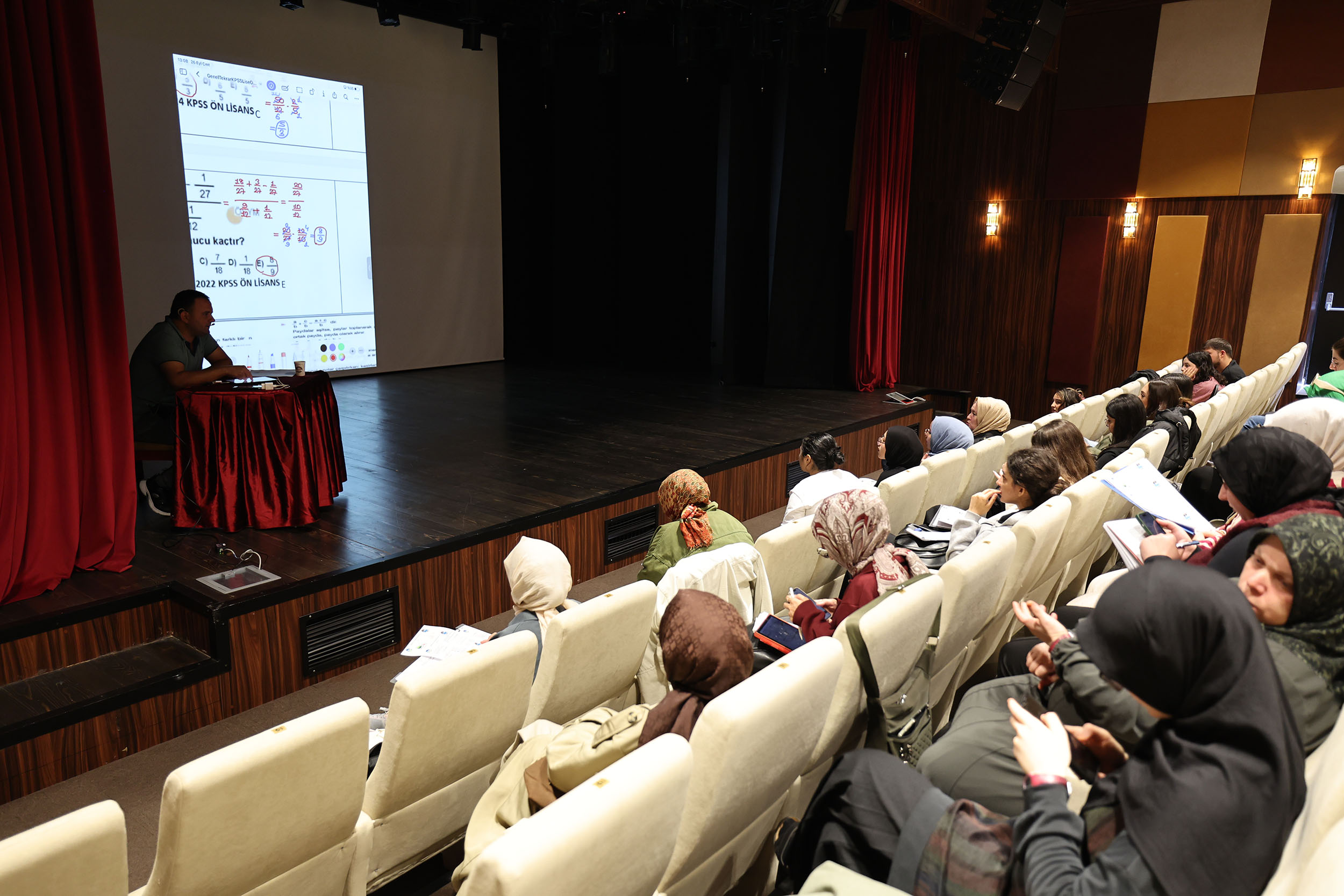 KPSS Ön Lisans adayları sınav öncesi Büyükşehir’le bilgilerini tazeledi