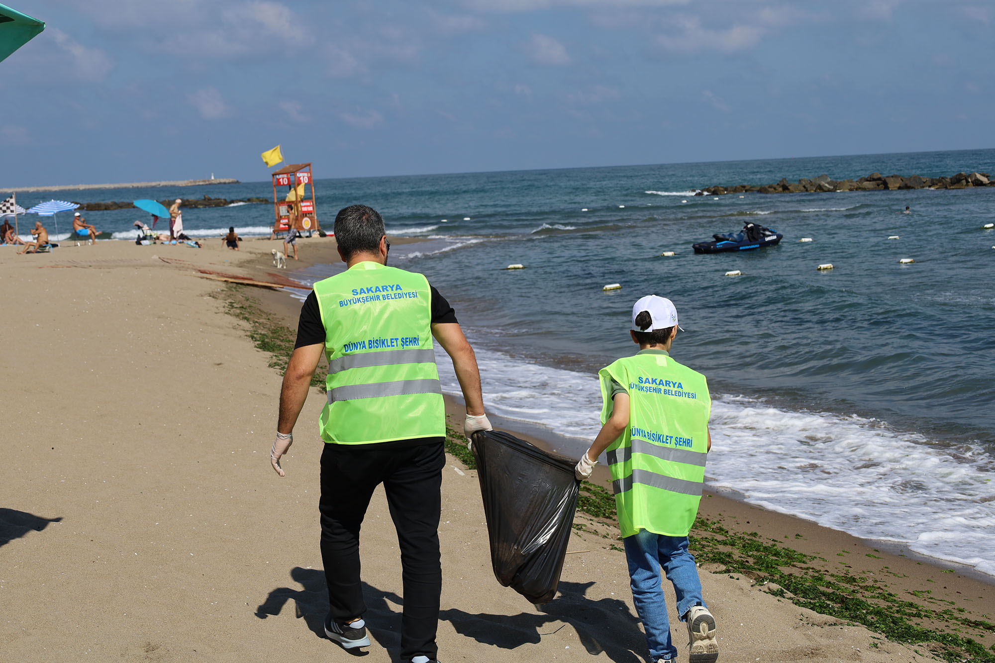 İsveç’te başlayan ‘plogging’ akımı Karasu Sahili’ne ulaştı: Elde poşetlerle baştan sona kadar… 
