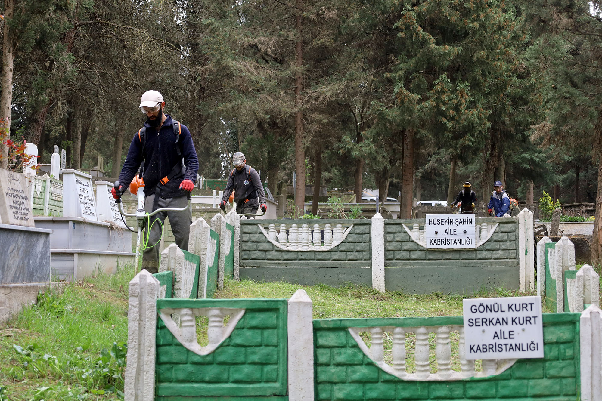 Büyükşehir’den hummalı bayram mesaisi: Mezarlıklar tek tek hazırlanıyor