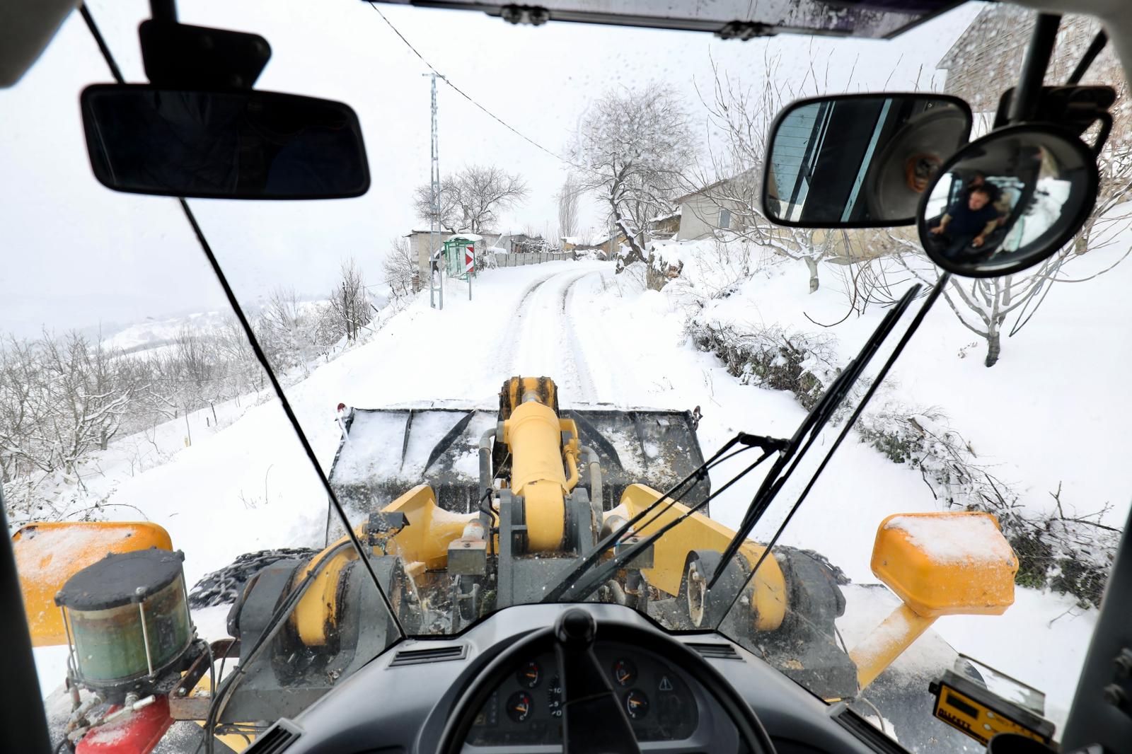 Büyükşehir duraksız kar mesaisiyle grup yollarının tamamını ulaşıma açtı