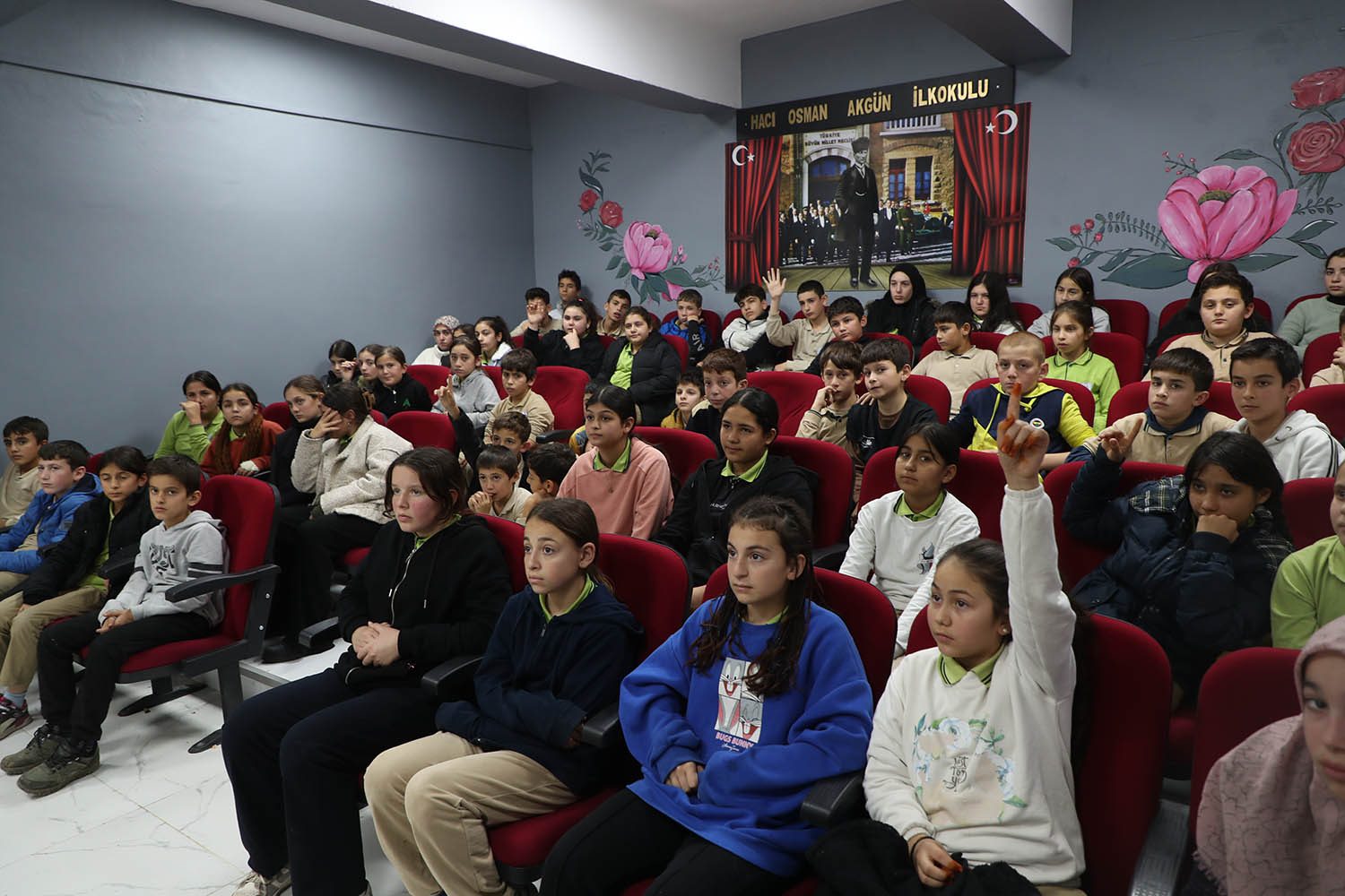 Büyükşehir nakil ambulansıyla okula gitti: Çocuklar ilk müdahaleyi yerinde öğrendi