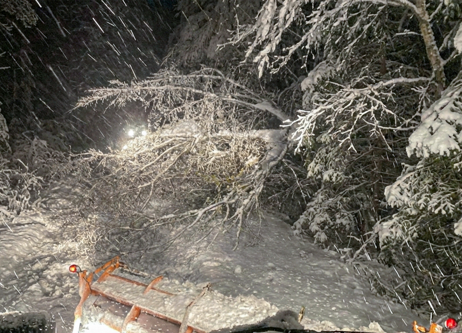 Büyükşehir’den güncel kar raporu: 31 yol açıldı, 4’ünde çalışma sürüyor