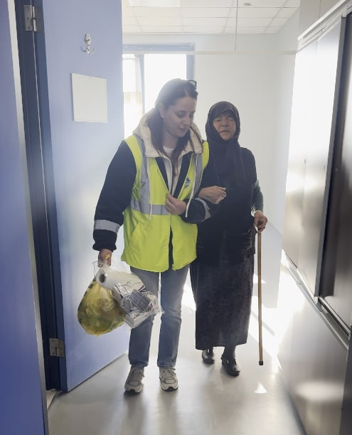 Zekiye Teyze kaybolan çantasını görünce dünyalar O’nun oldu: Büyükşehirle kimse, kimsesiz değil…