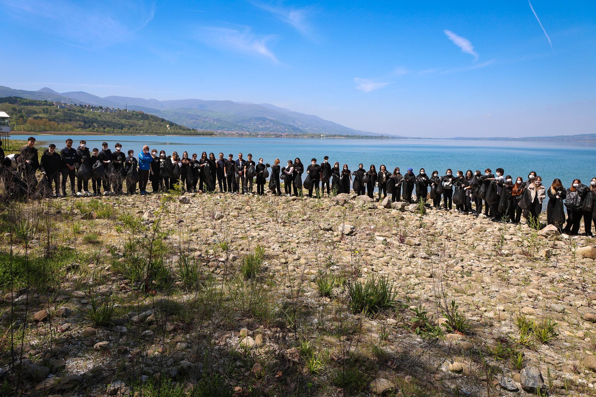 Göl havzasına bırakılan atıklar gönüllü öğrencilerin desteğiyle temizlendi