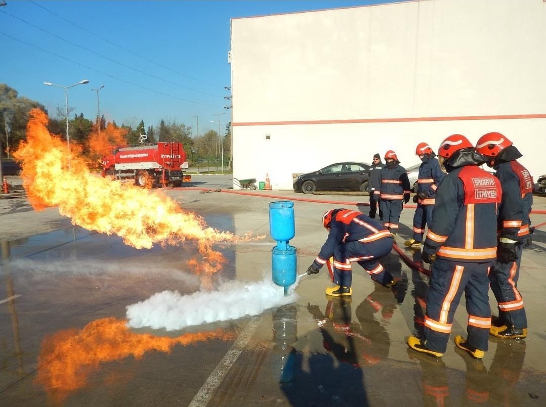 Sakaryalılar yangına müdahaleyi Büyükşehir itfaiyesinden öğreniyor