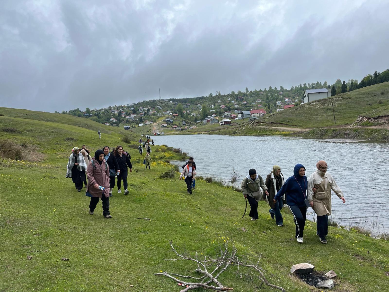 Doğa tutkunları Karagöl’ün cennet doğasını adım adım keşfetti 
