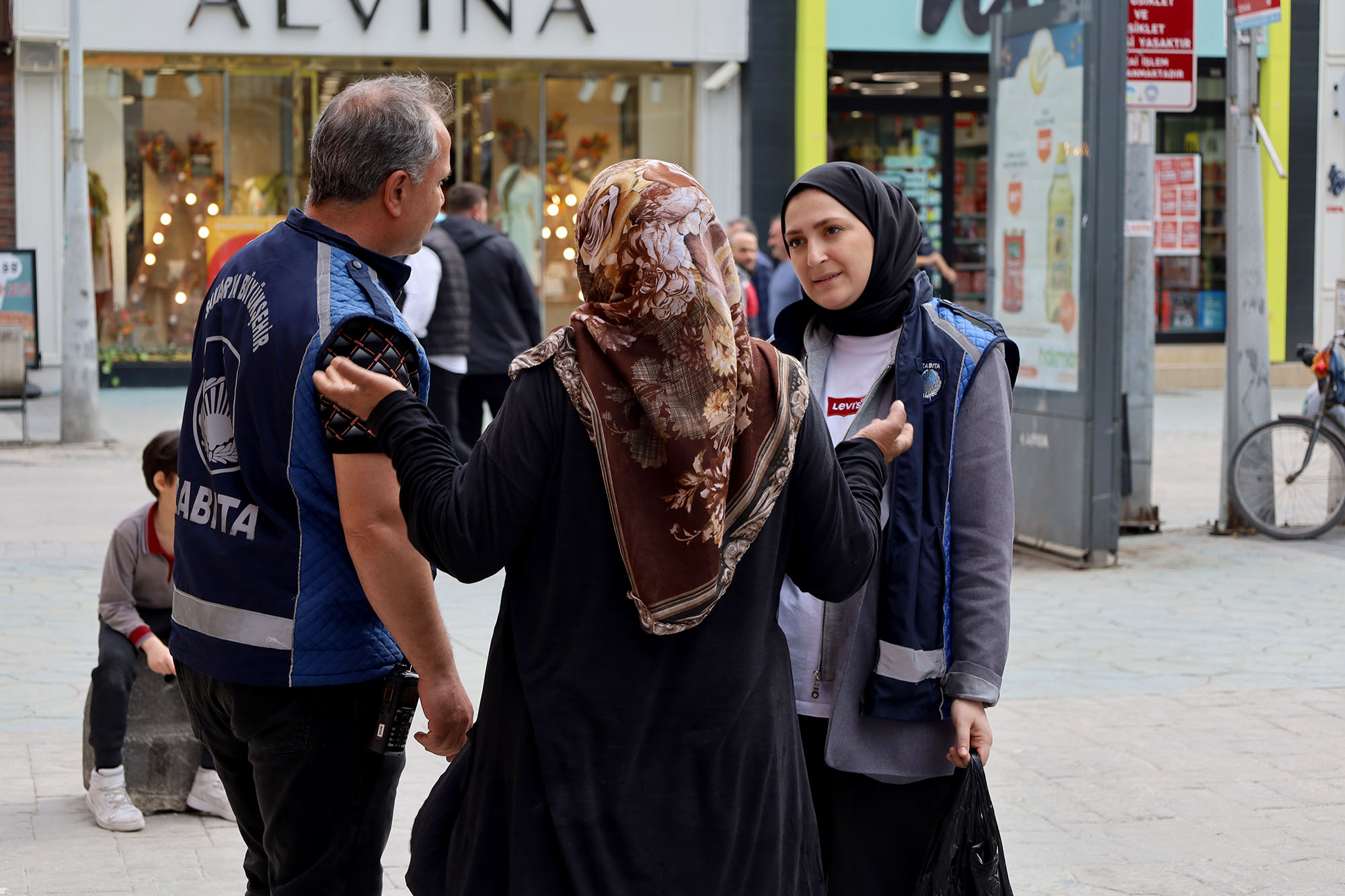 Büyükşehir’den sokakta vatandaşın huzurunu bozanlara karşı sıkı denetim