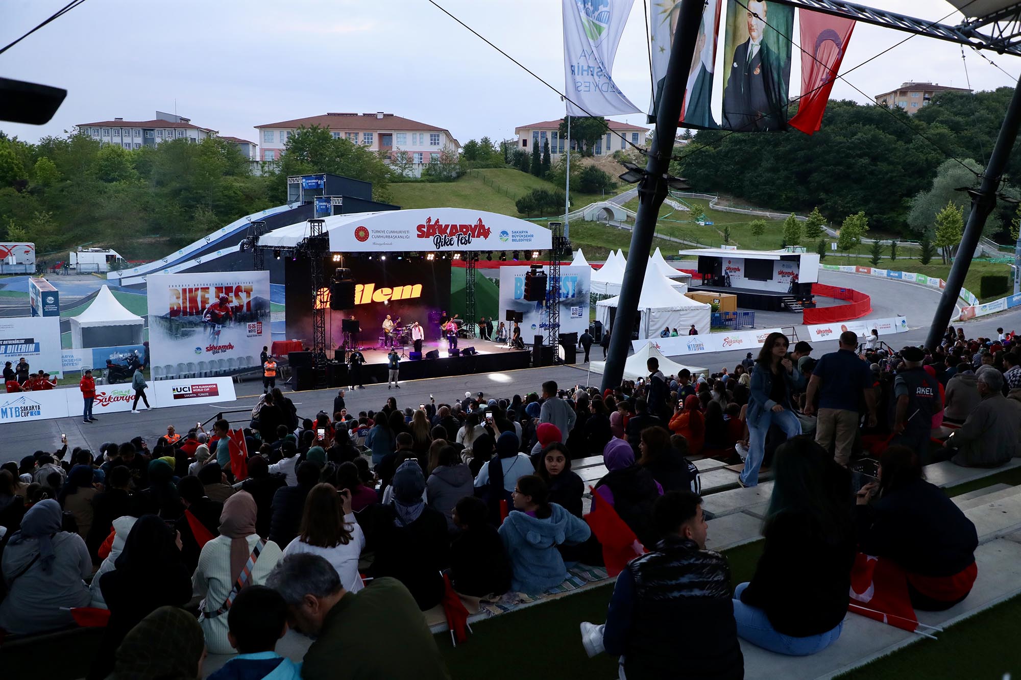 Bayramda önce yarış sonra konser coşkusu: Yüzlerce sporsever vadiyi ay-yıldızla süsledi