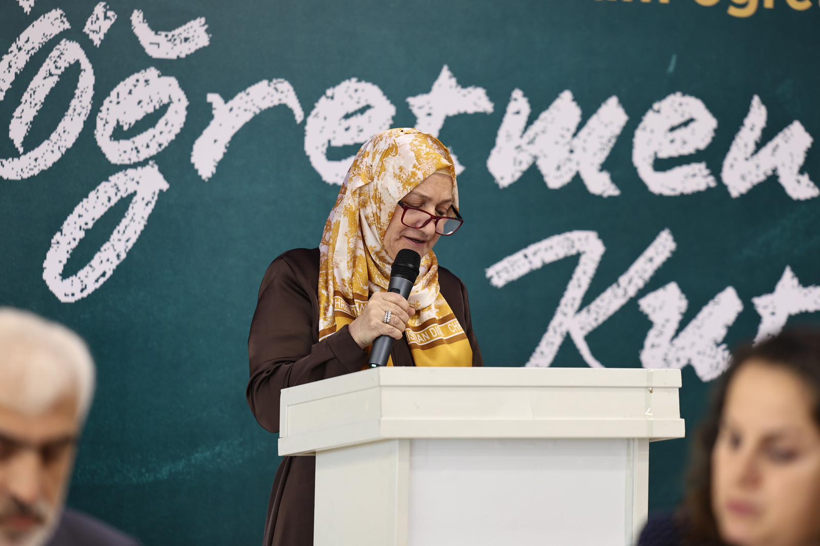 “Öğretmenlik hiçbir ölçüyle tarif edilmeyecek kadar yüce bir meslektir”