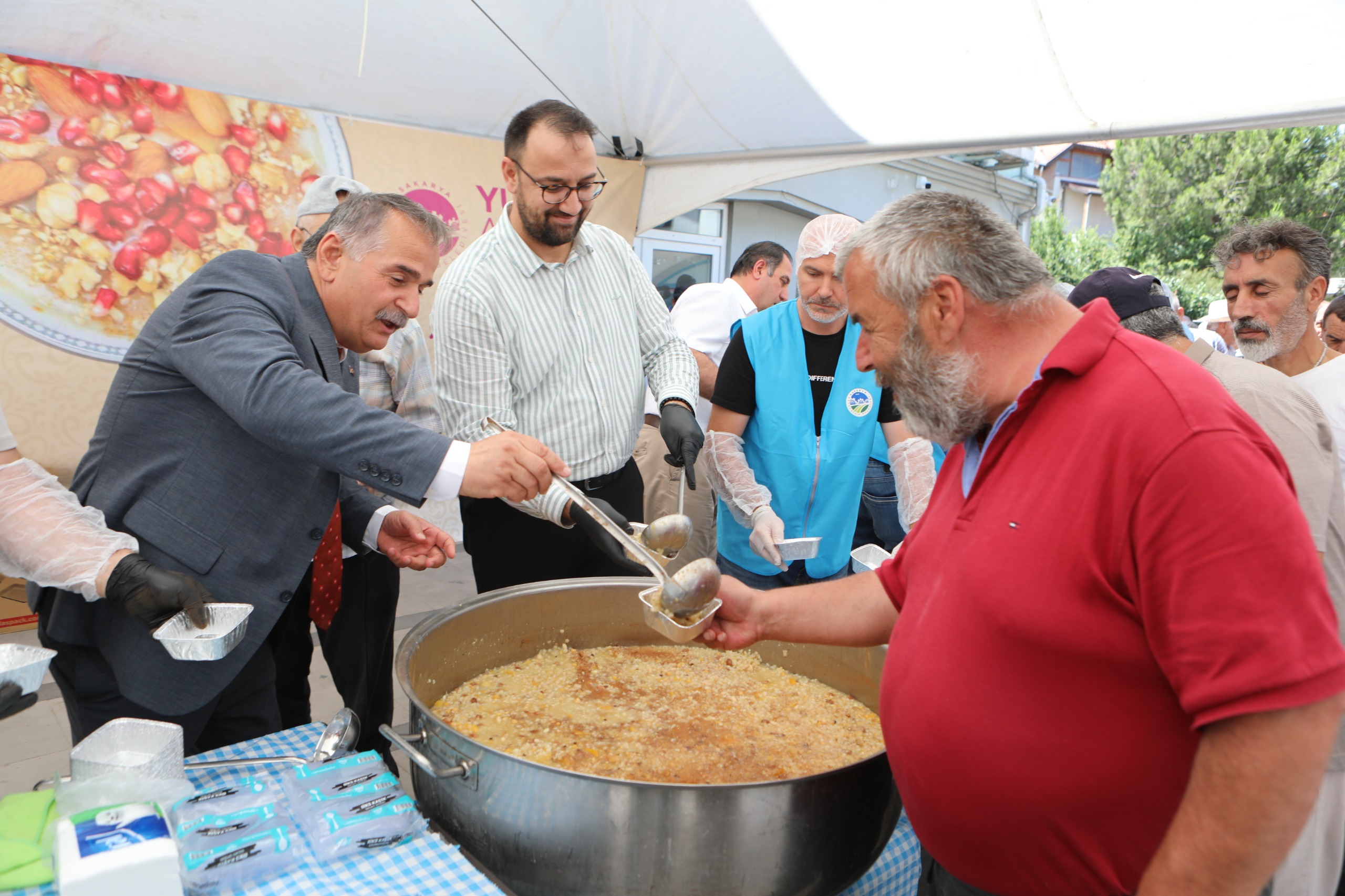 Büyükşehir bir günde 15 bin kişiye aşure bereketini ulaştırdı
